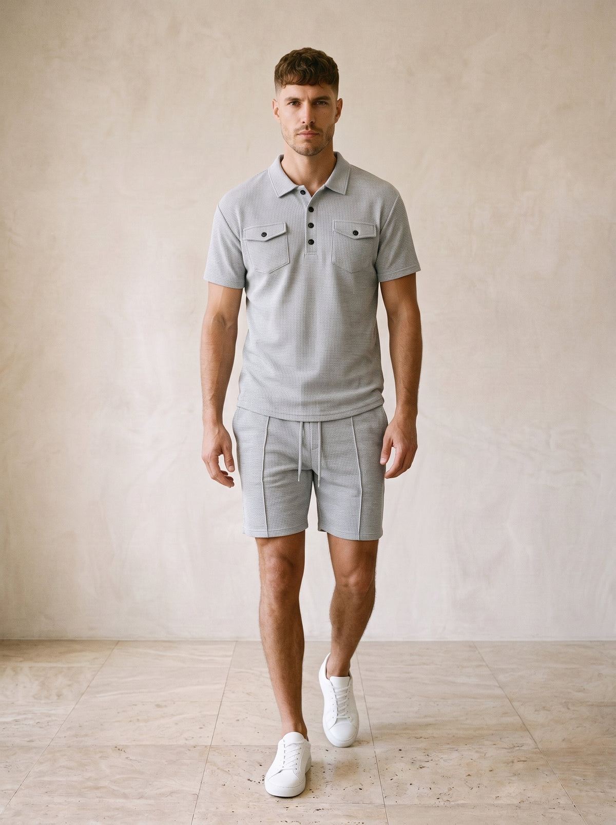 Cinza-claro | Conjunto polo waffle com bolsos e short Trogir cinza-claro – corpo inteiro, modelo caminhando