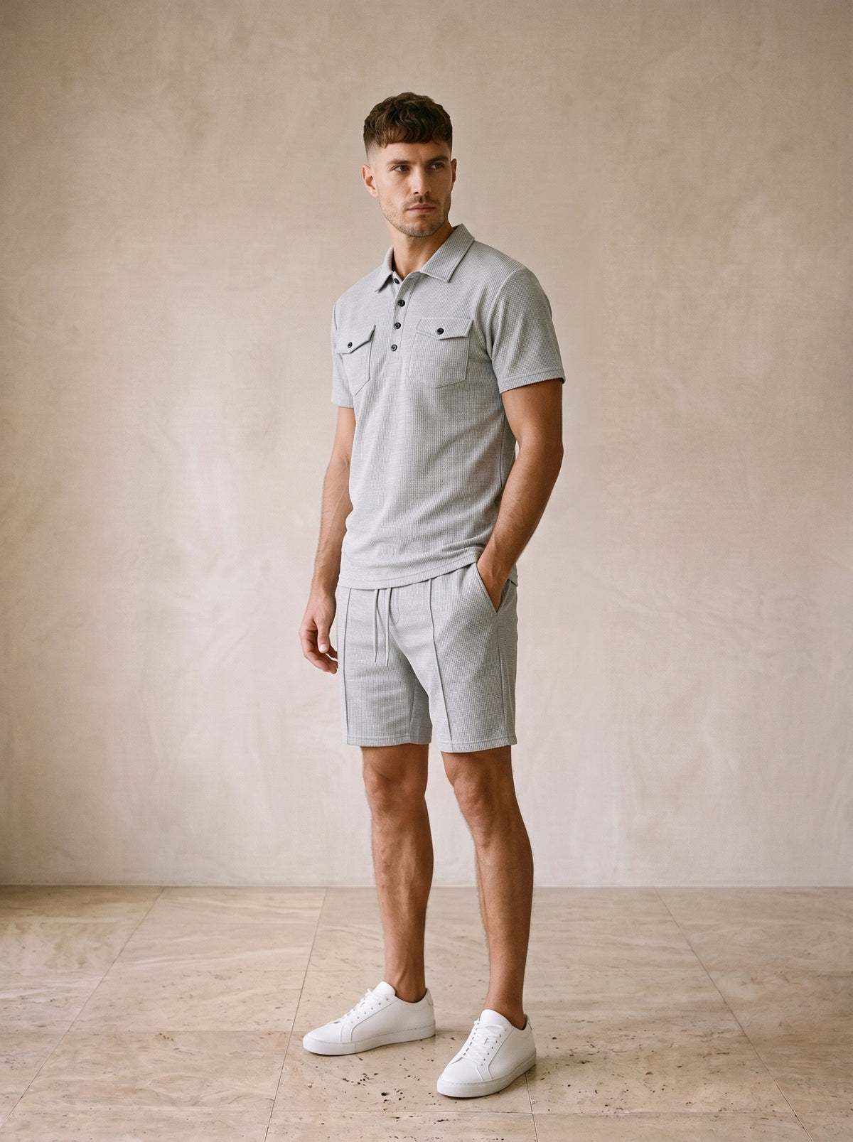 Cinza-claro | Conjunto polo waffle com bolsos e short Trogir cinza-claro – vista três quartos