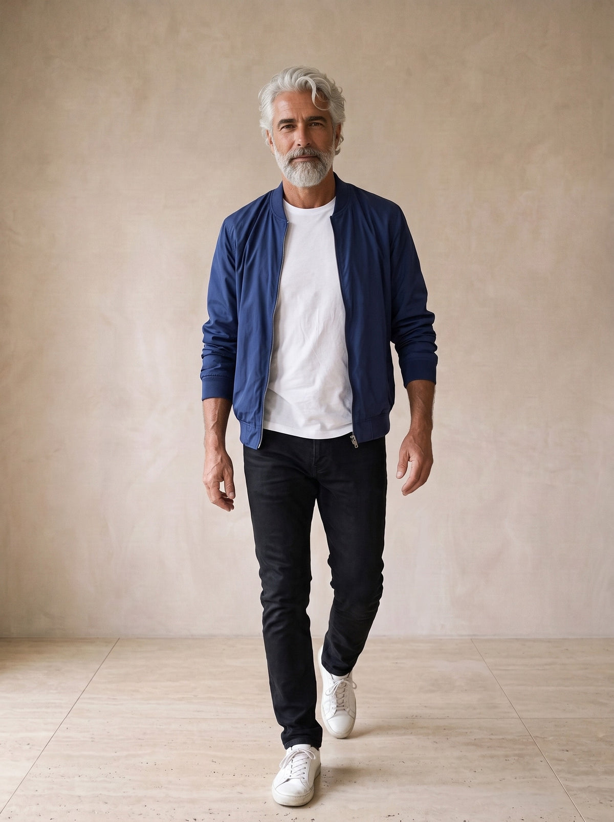 Azul | Jaqueta casual Tromsø azul – corpo inteiro, modelo caminhando