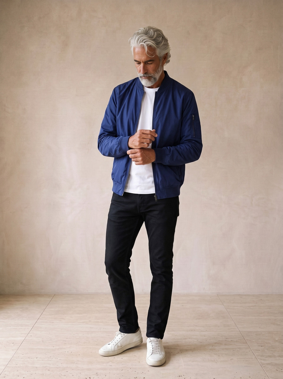 Azul | Jaqueta casual Tromsø azul – modelo ajustando a manga
