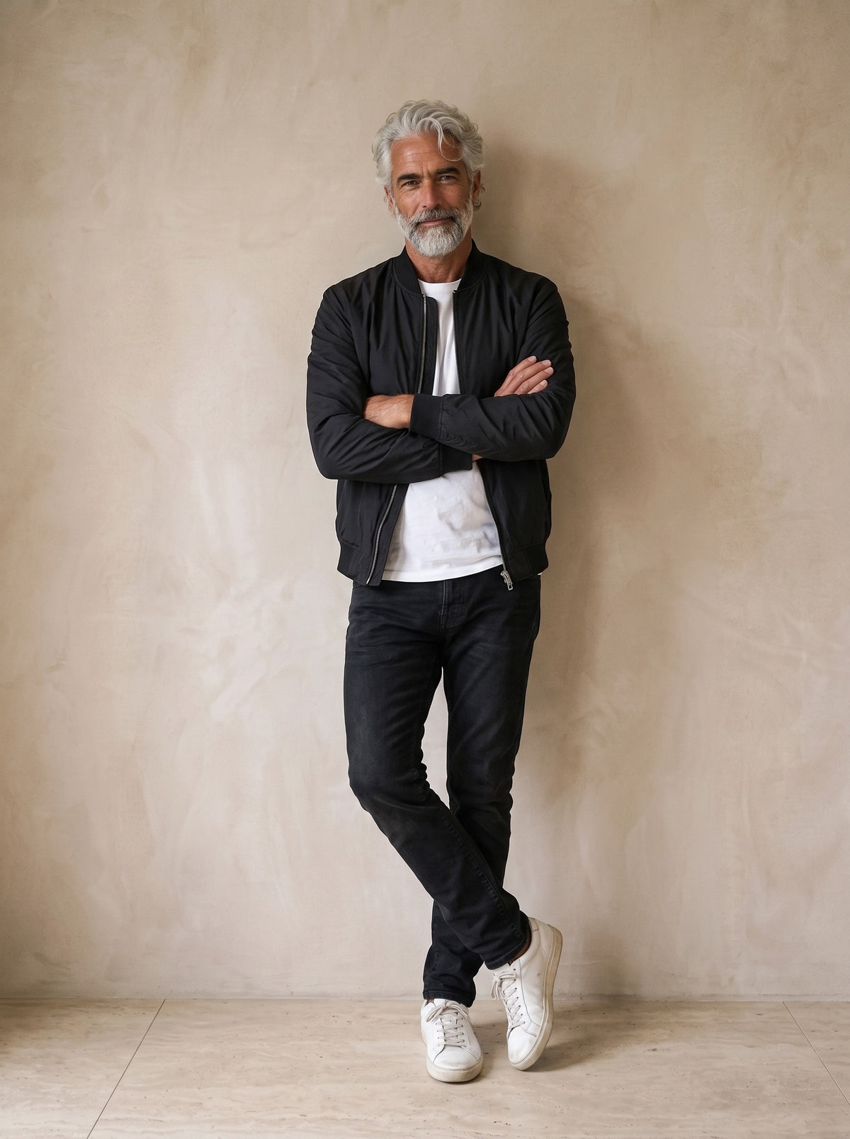 Preto | Jaqueta casual Tromsø preto – modelo encostado na parede