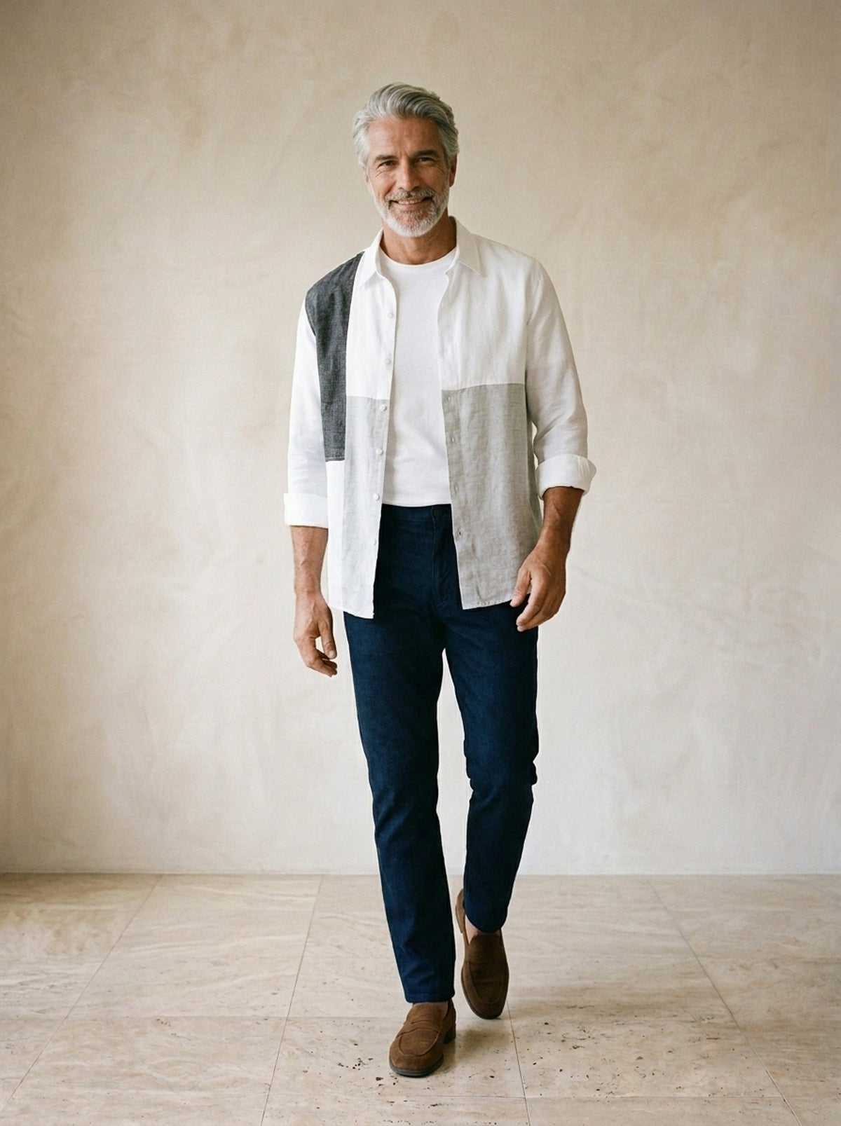 Branco | Camisa de linho com recortes Tropea branco – corpo inteiro, modelo caminhando