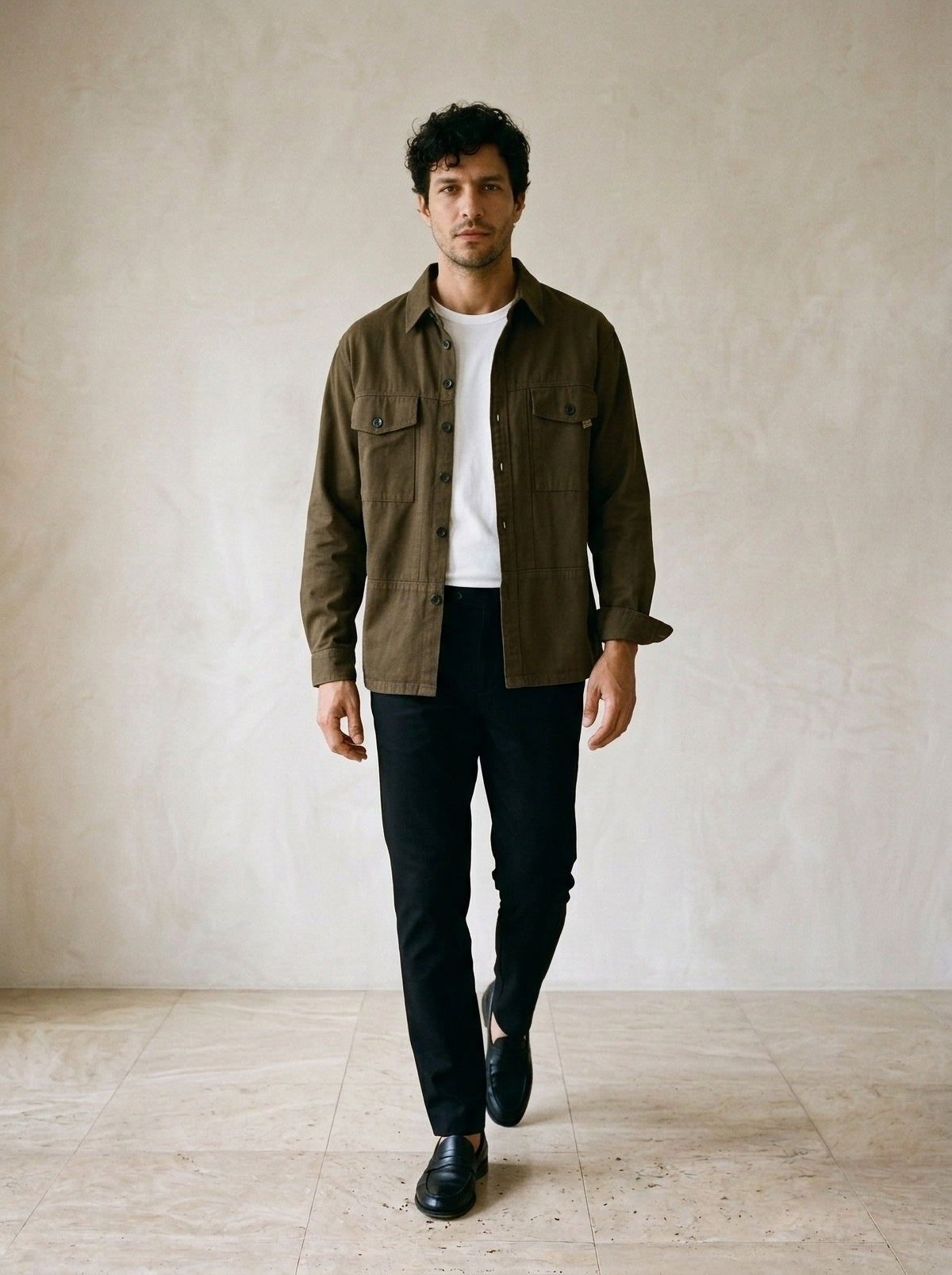 Café | Camisa de algodão Turim café – corpo inteiro, modelo caminhando