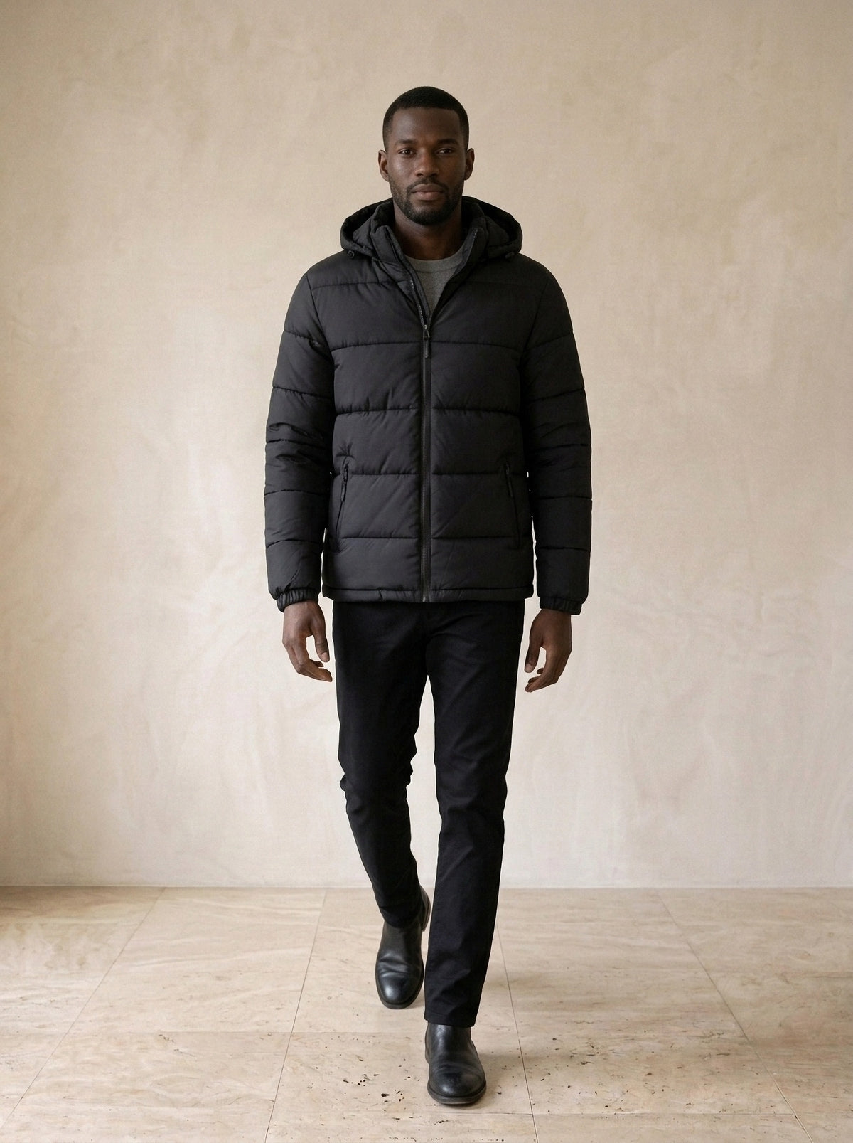 Preto | Jaqueta puffer com capuz removível Turku preto – corpo inteiro, modelo caminhando
