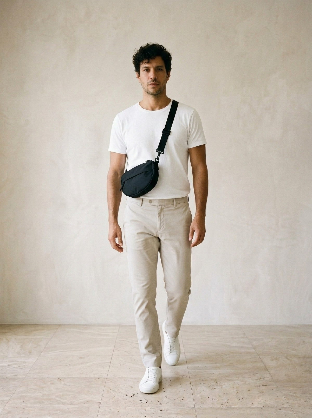 Preto | Bolsa de ombro de nylon Ulcinj preto – modelo caminhando com a bolsa