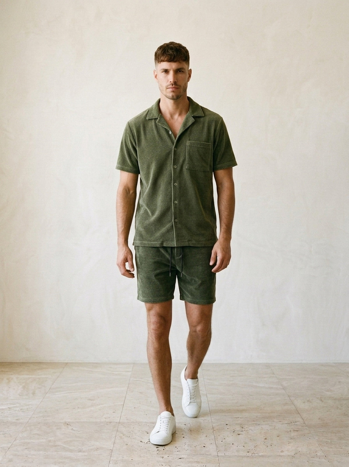 Verde | Conjunto aveludado Uppsala verde – corpo inteiro, modelo caminhando