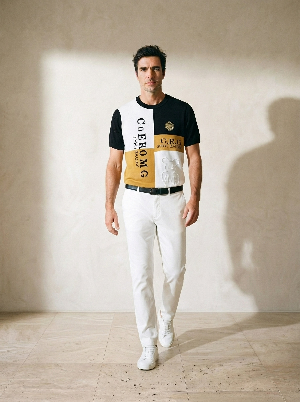 Amarelo | Camiseta de tricot estampada Uzès amarelo – corpo inteiro, modelo caminhando