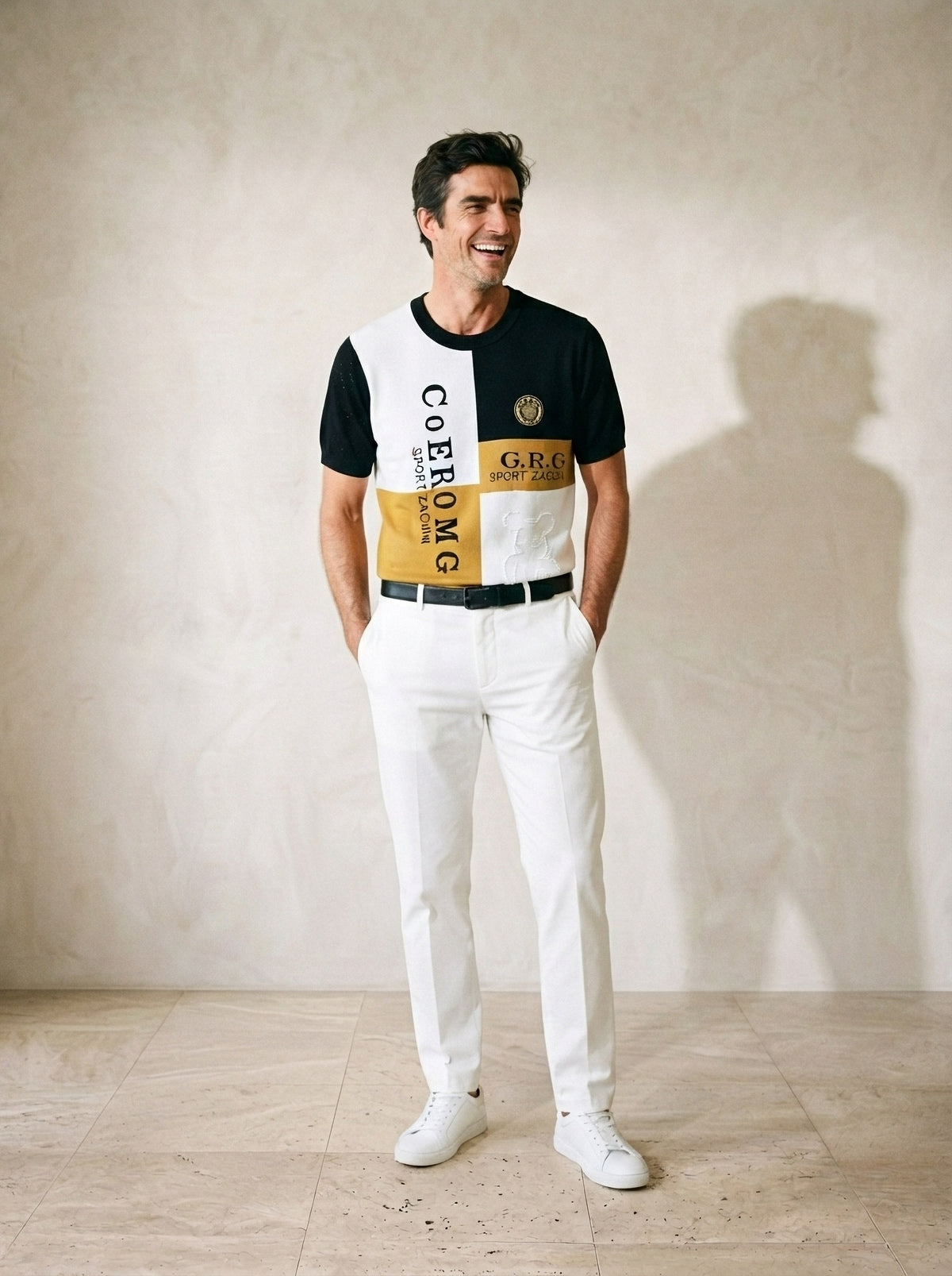 Amarelo | Camiseta de tricot estampada Uzès amarelo – modelo sorrindo, recorte médio