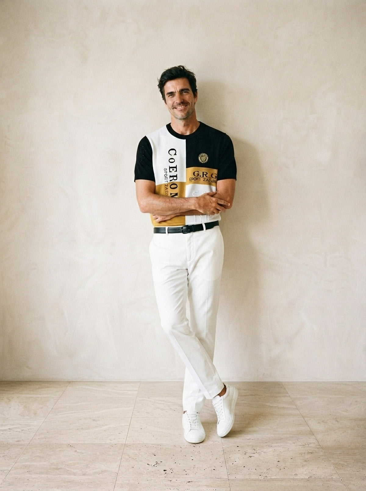 Amarelo | Camiseta de tricot estampada Uzès amarelo – modelo encostado na parede