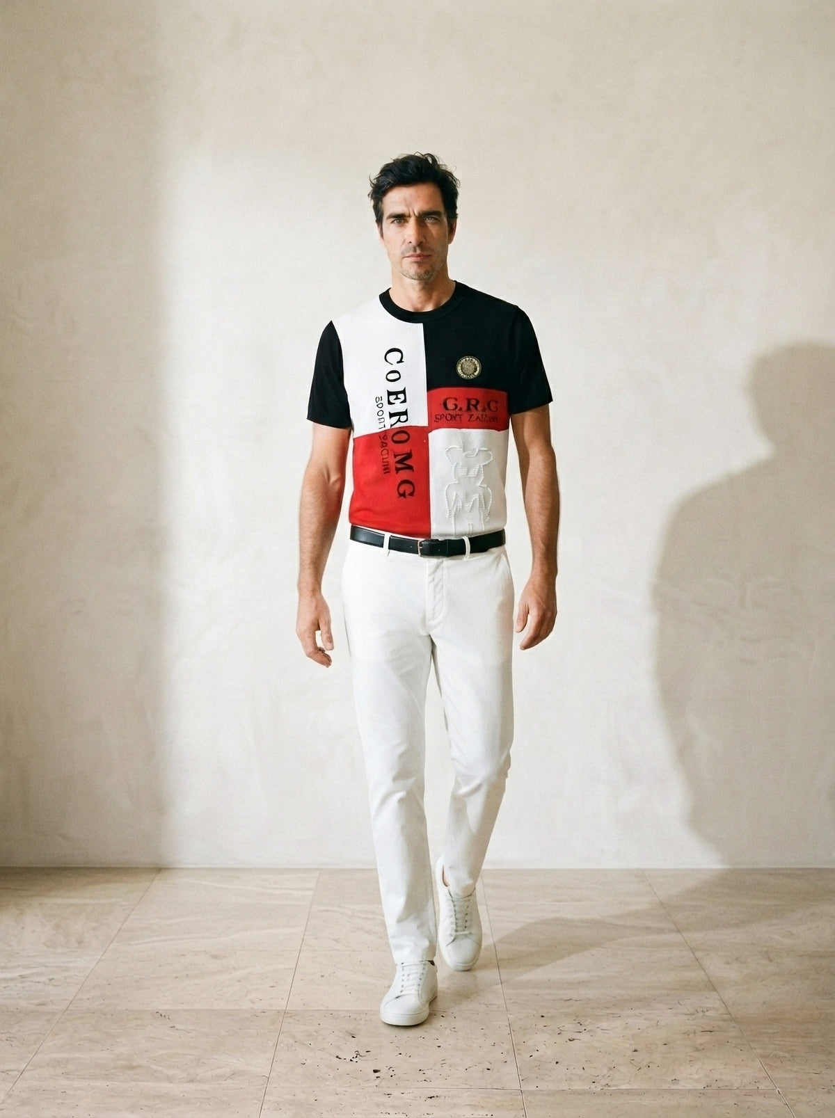 Vermelho | Camiseta de tricot estampada Uzès vermelho – corpo inteiro, modelo caminhando