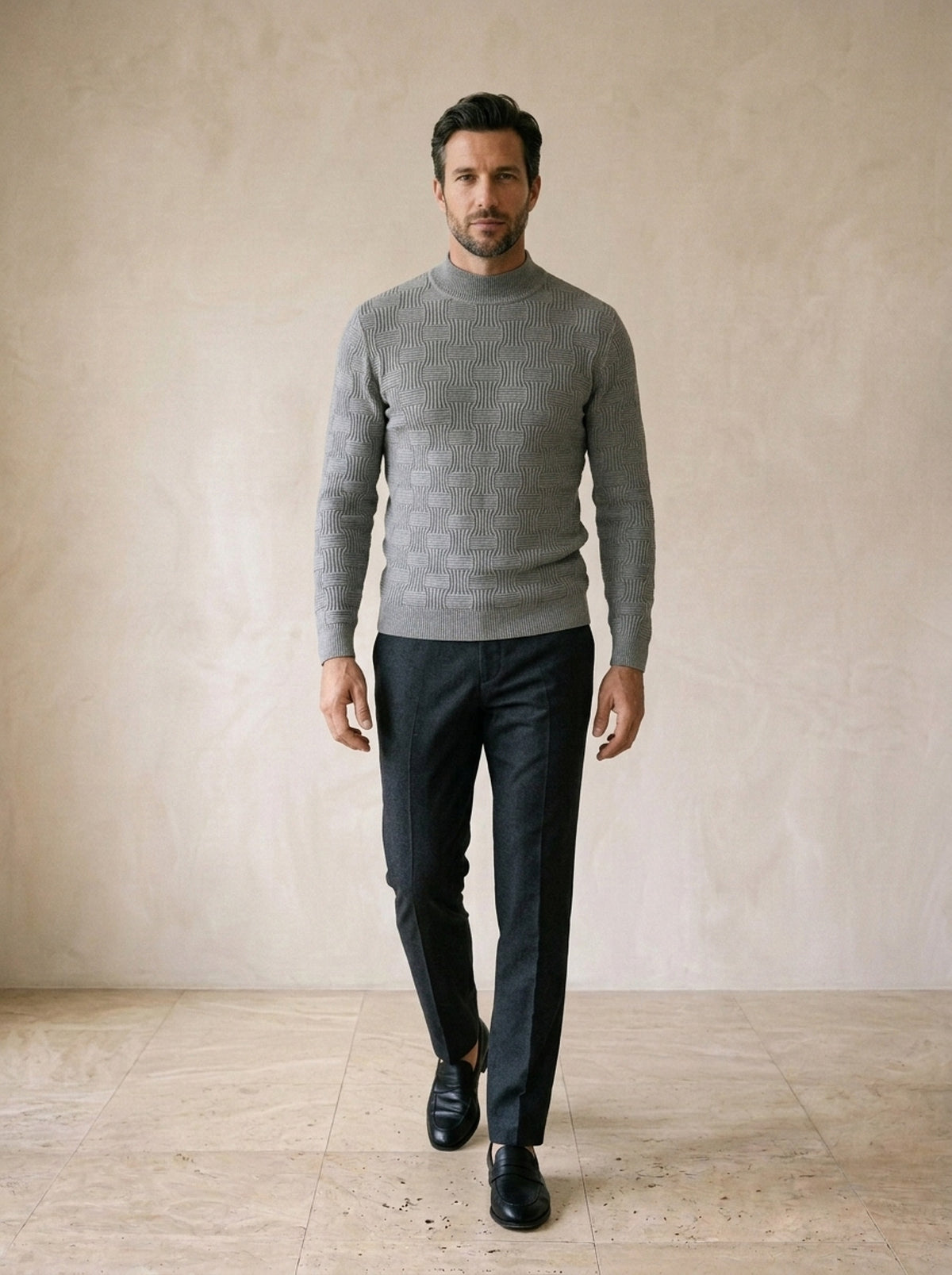 Cinza | Suéter texturizado meia gola Valdobbiadene cinza – corpo inteiro, modelo caminhando