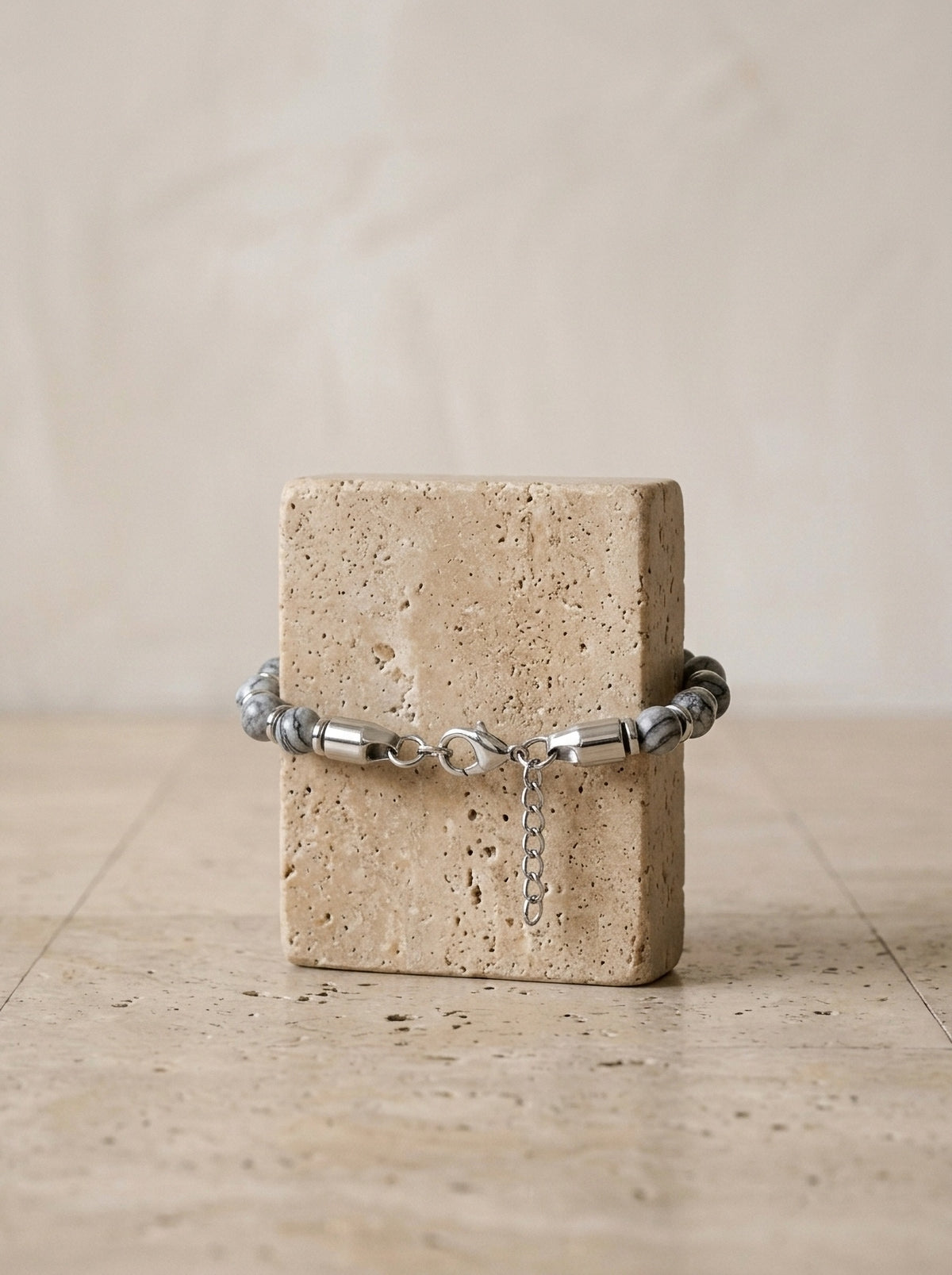 Cinza | Pulseira de pedras Valença cinza – peça sozinha, foto de produto