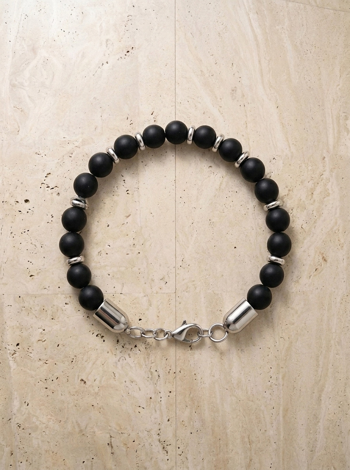 Preto fosco | Pulseira de pedras Valença preto fosco – peça sozinha vista de cima