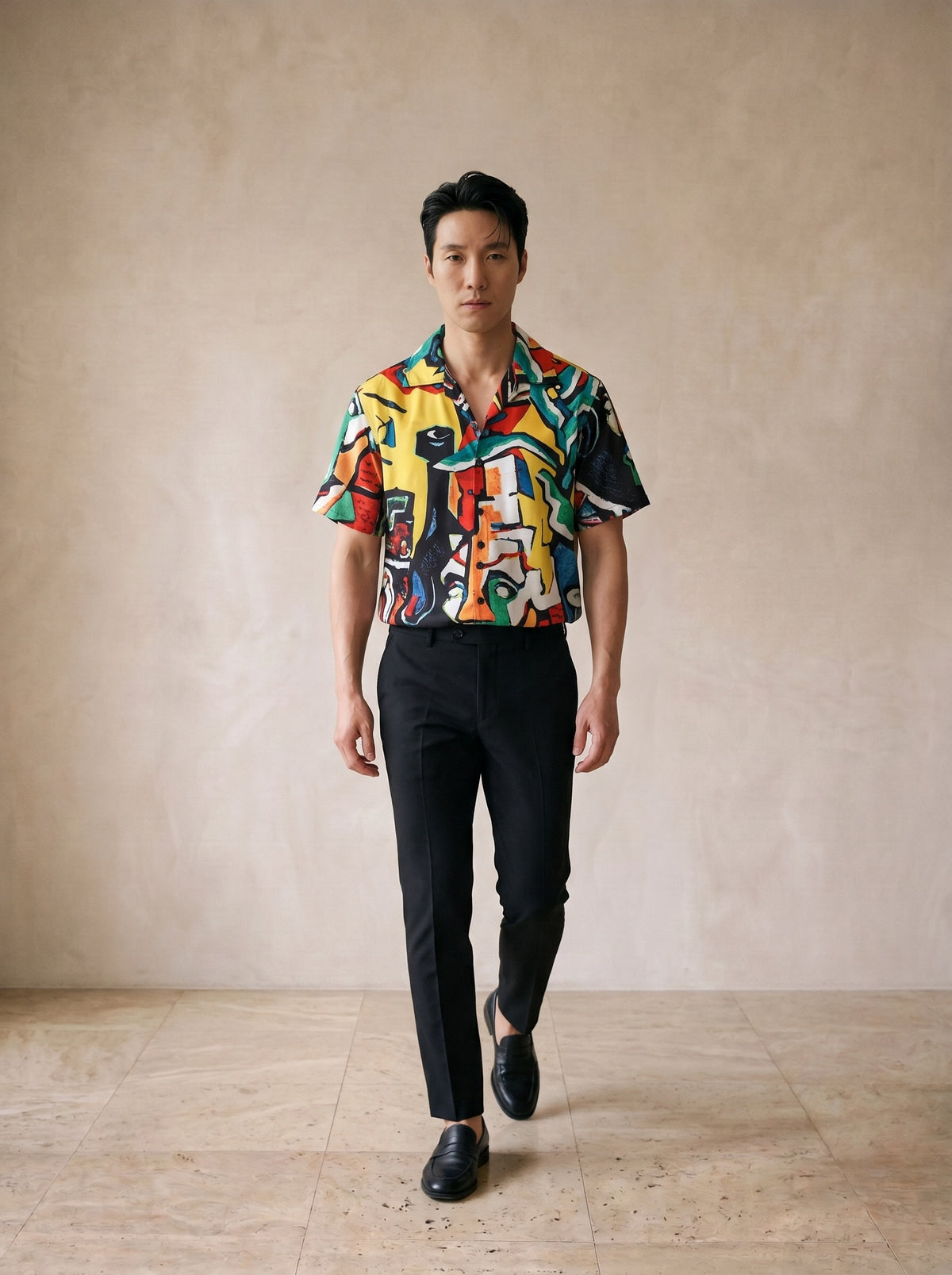 Camisa estampa cubista Valência – corpo inteiro, modelo caminhando