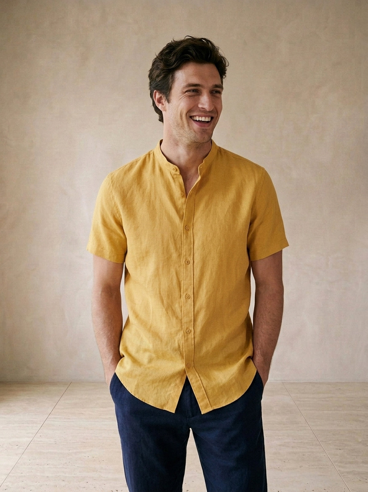 Amarelo | Camisa social de linho e algodão slim Valladolid amarelo – modelo sorrindo, recorte médio