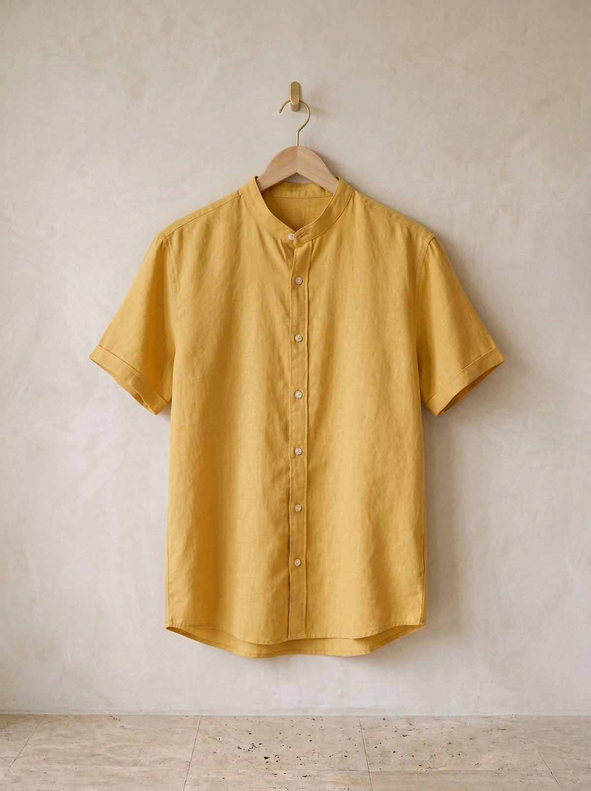 Amarelo | Camisa social de linho e algodão slim Valladolid amarelo – peça sozinha, no cabide de madeira