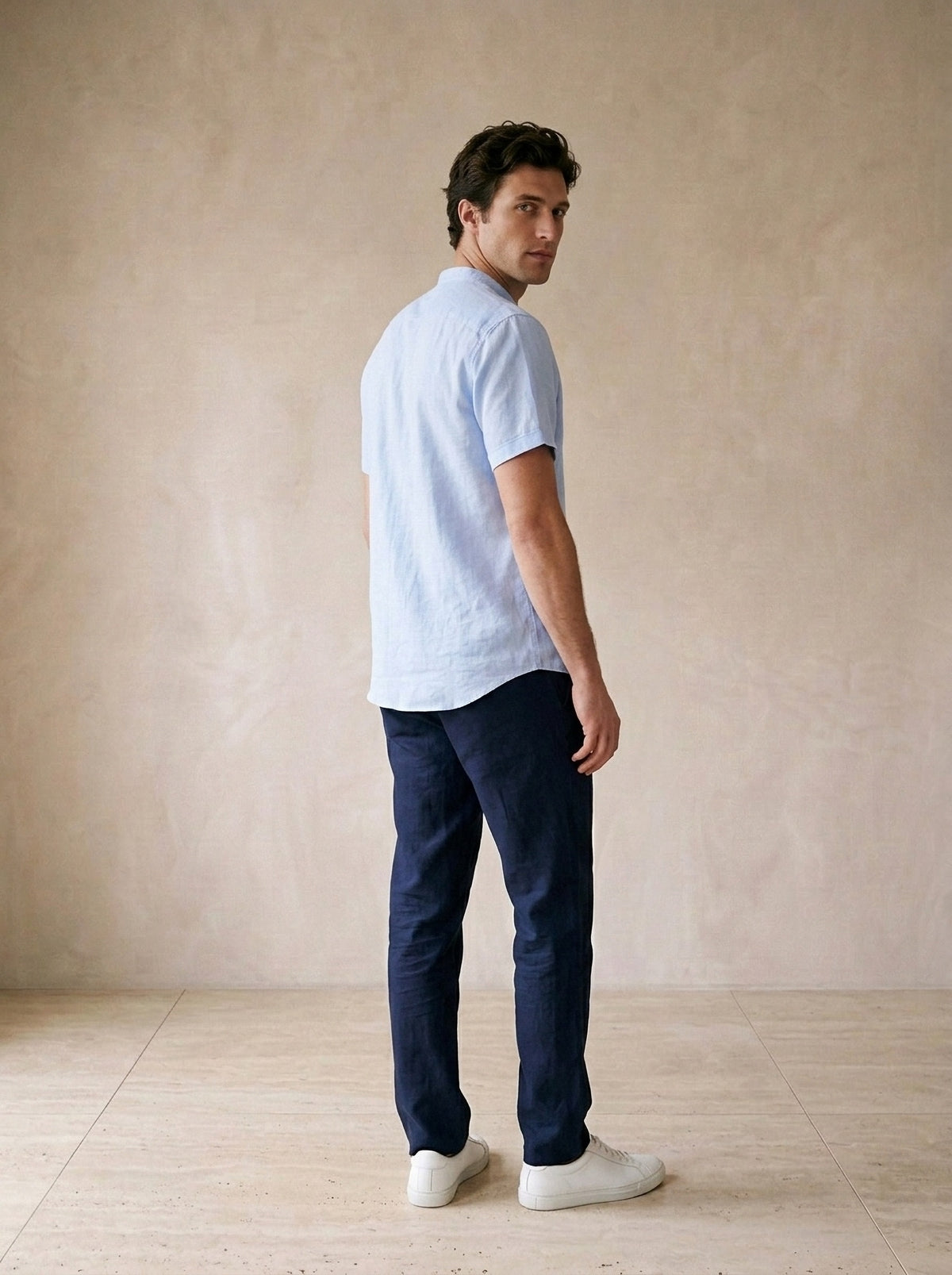 Azul-claro | Camisa social de linho e algodão slim Valladolid azul-claro – costas, olhando por cima do ombro