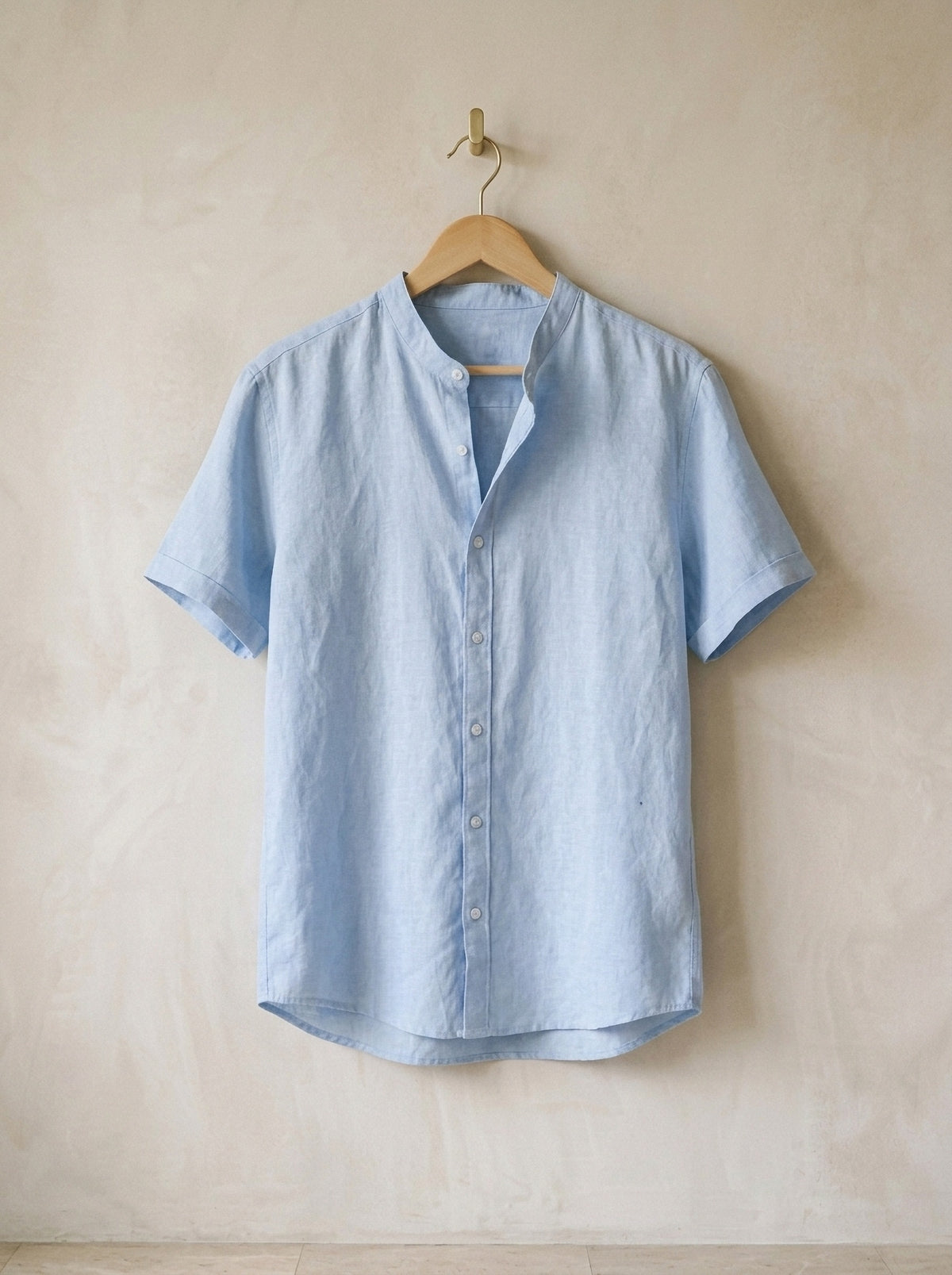 Azul-claro | Camisa social de linho e algodão slim Valladolid azul-claro – peça sozinha, no cabide de madeira