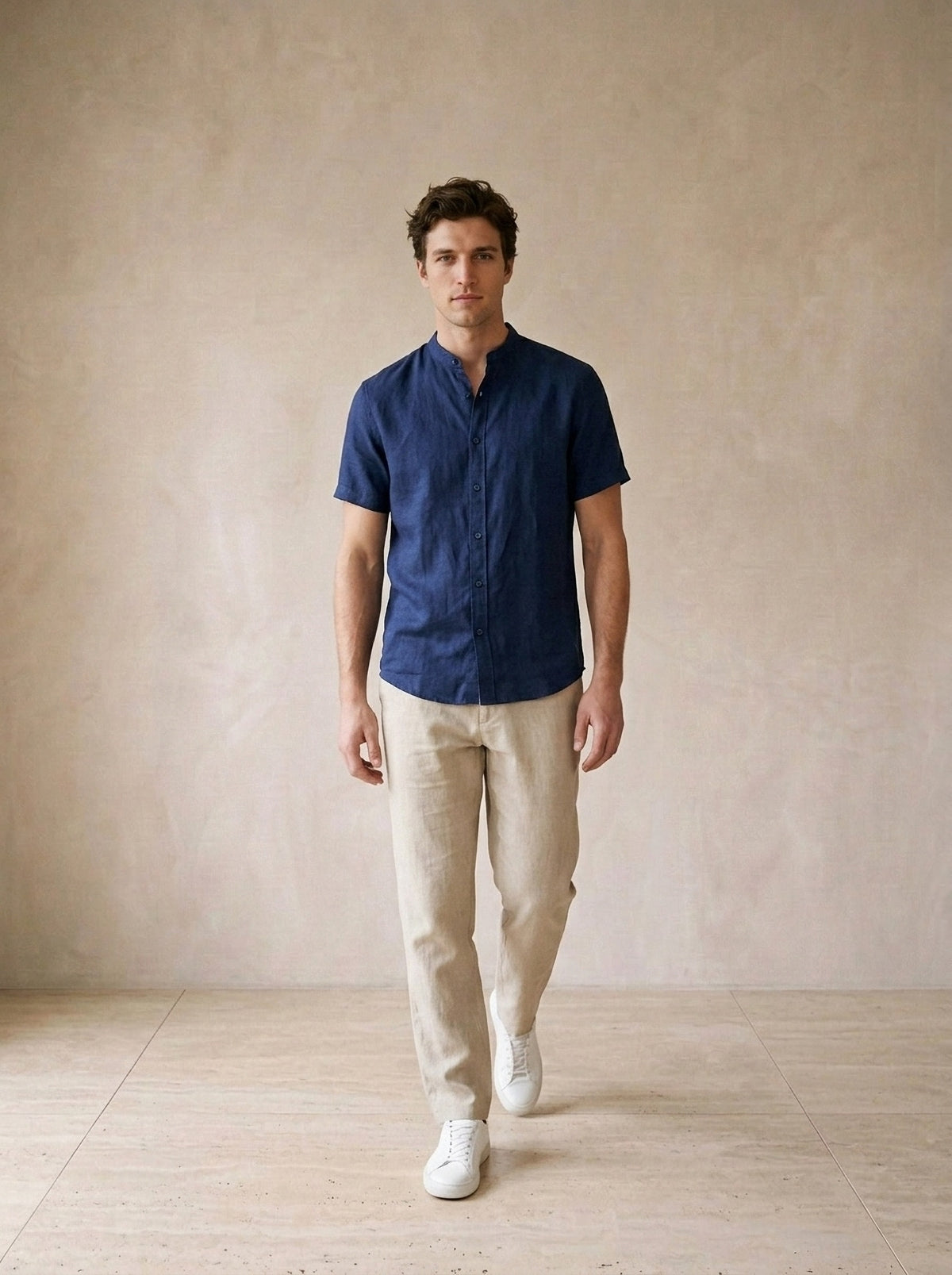 Azul-escuro | Camisa social de linho e algodão slim Valladolid azul-escuro – corpo inteiro, modelo caminhando