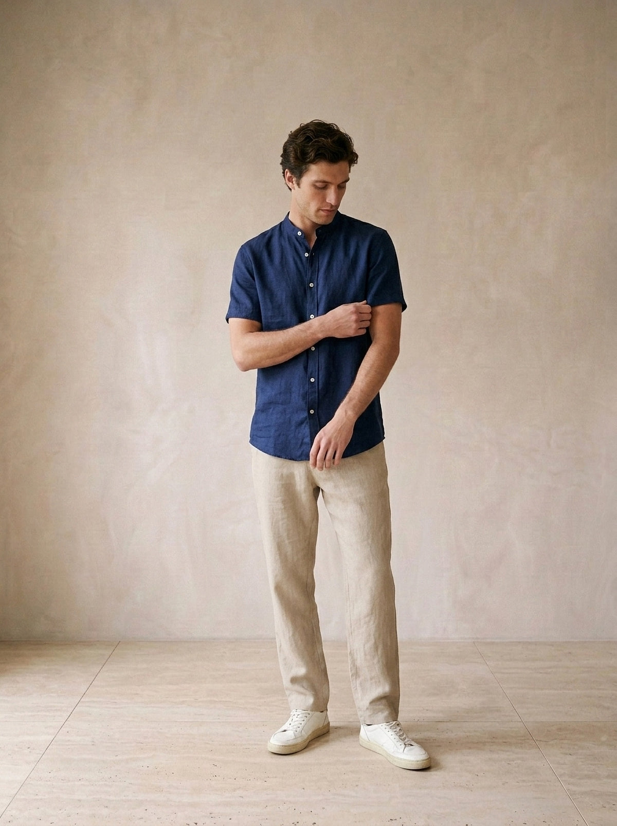 Azul-escuro | Camisa social de linho e algodão slim Valladolid azul-escuro – modelo ajustando a manga
