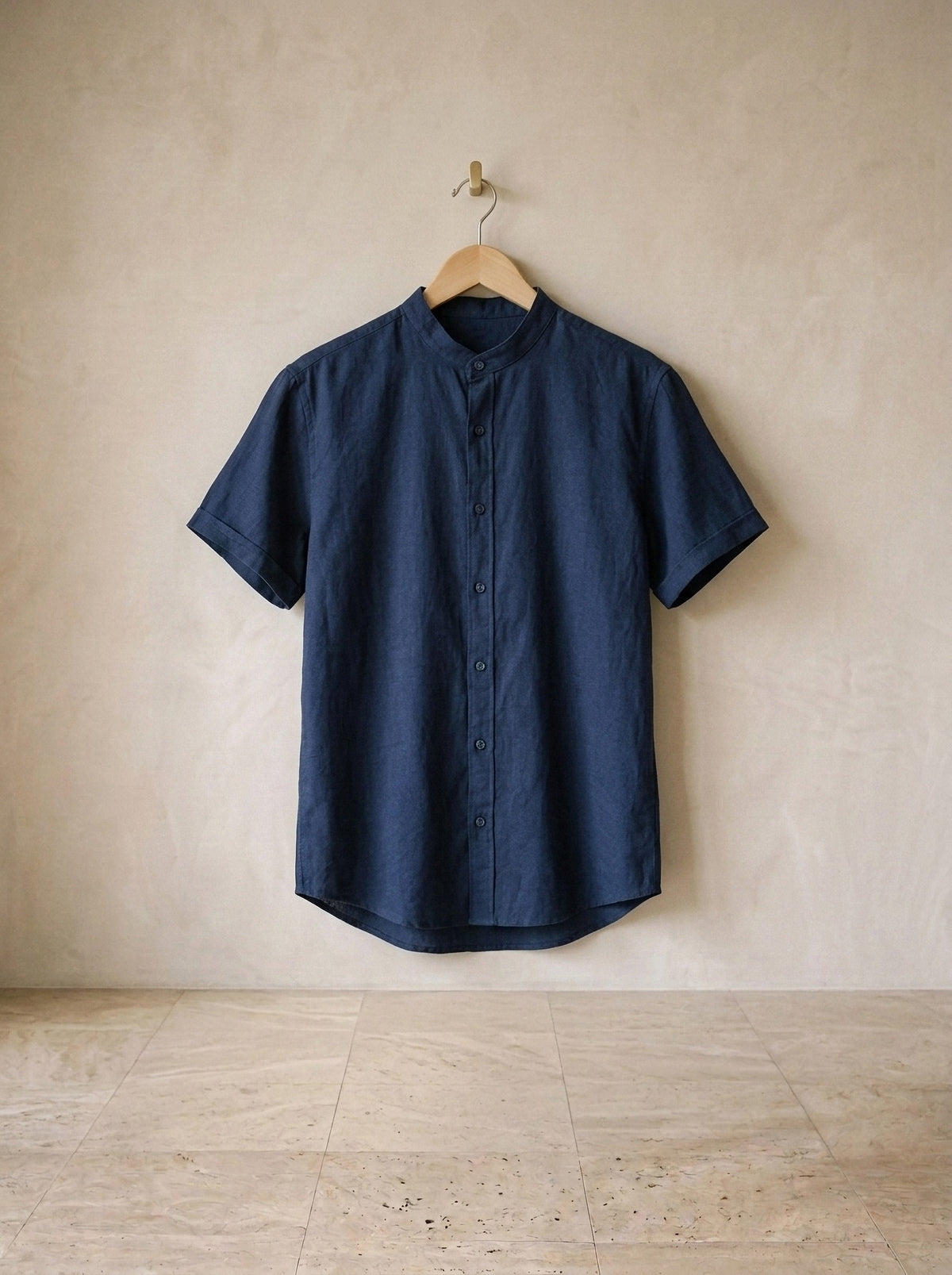 Azul-escuro | Camisa social de linho e algodão slim Valladolid azul-escuro – peça sozinha, no cabide de madeira
