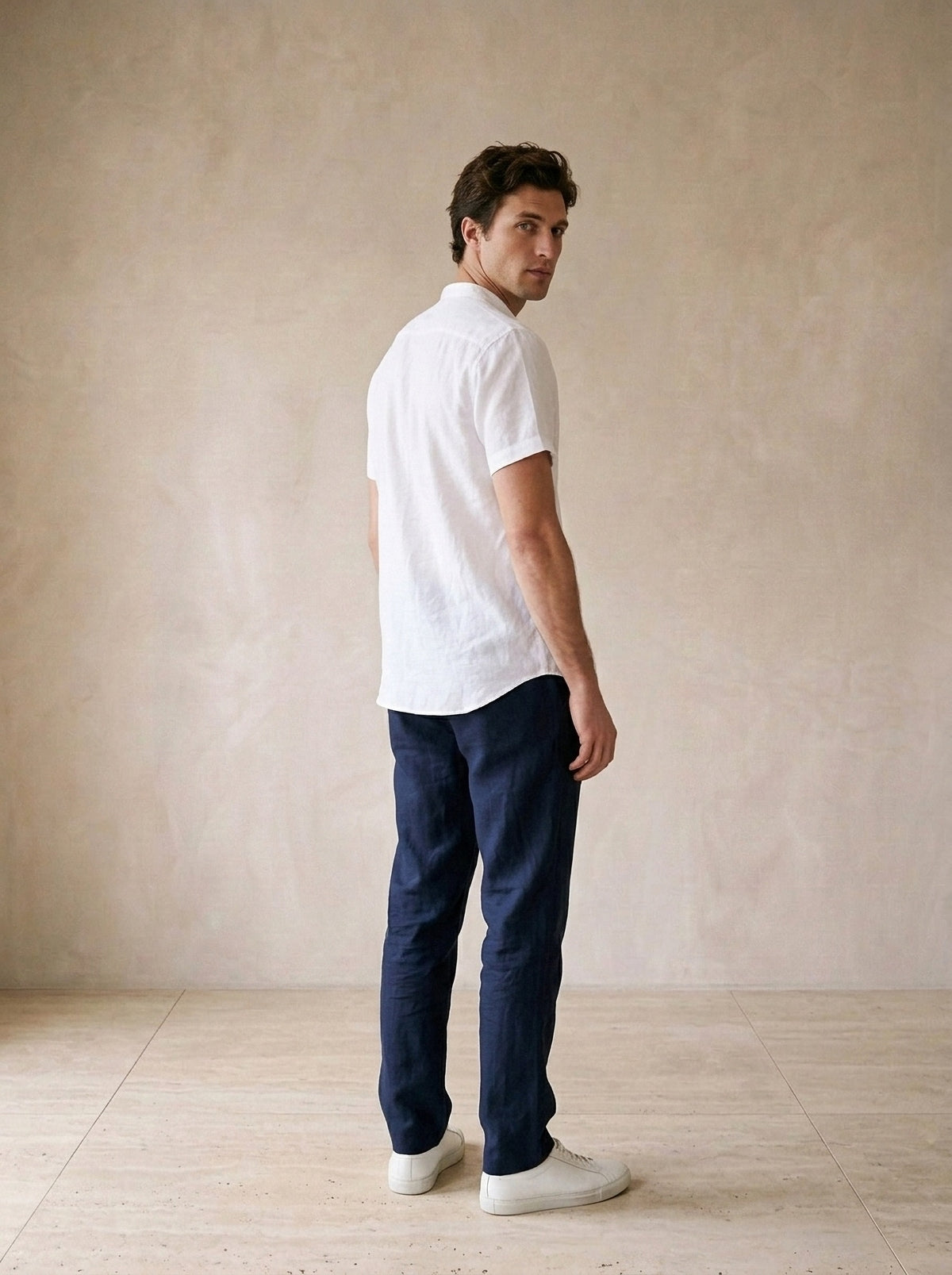 Branco | Camisa social de linho e algodão slim Valladolid branco – costas, olhando por cima do ombro
