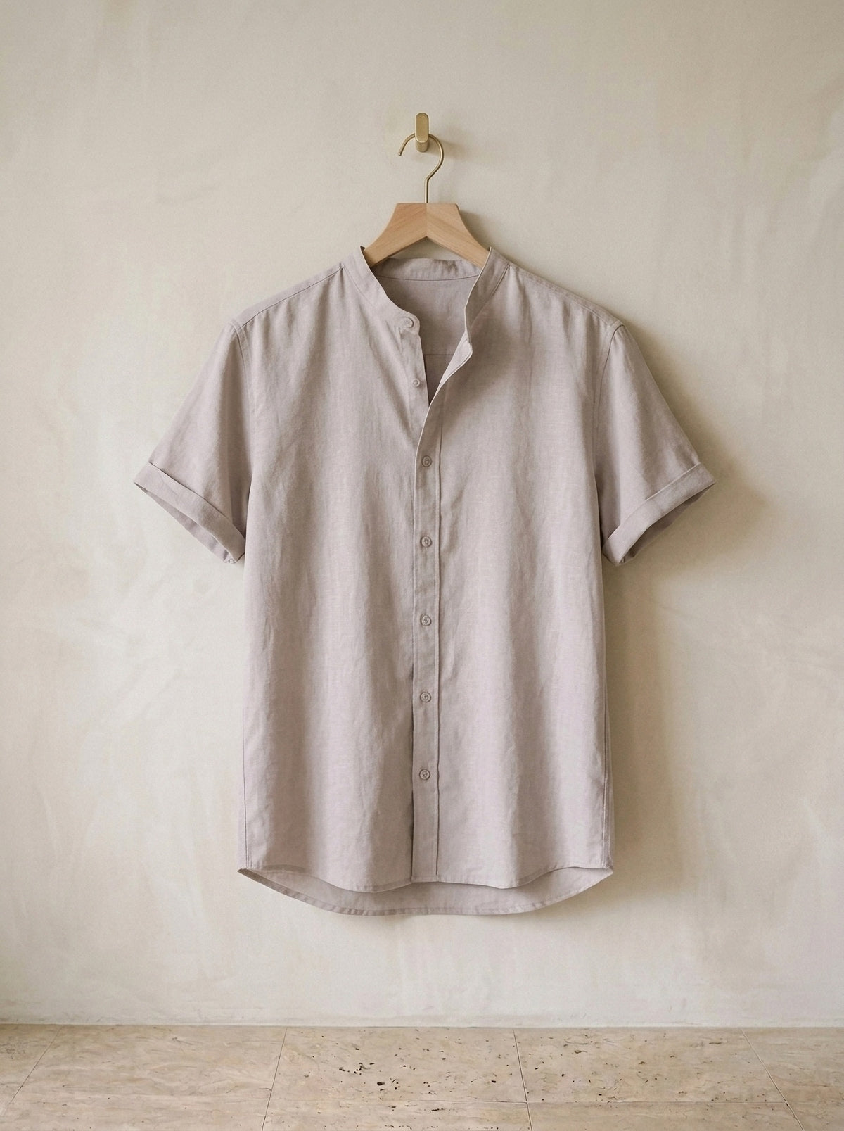Cinza-claro | Camisa social de linho e algodão slim Valladolid cinza-claro – peça sozinha, no cabide de madeira
