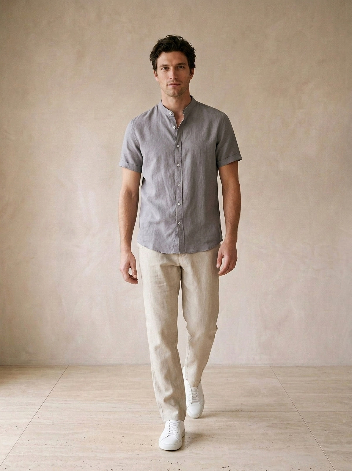 Cinza-escuro | Camisa social de linho e algodão slim Valladolid cinza-escuro – corpo inteiro, modelo caminhando
