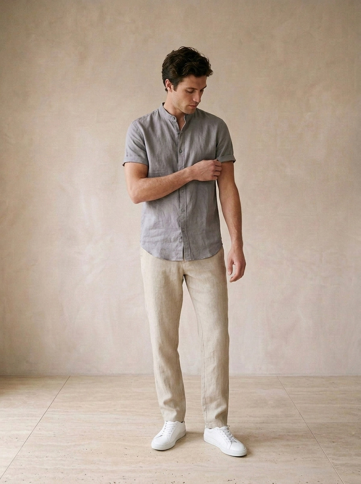 Cinza-escuro | Camisa social de linho e algodão slim Valladolid cinza-escuro – modelo ajustando a manga