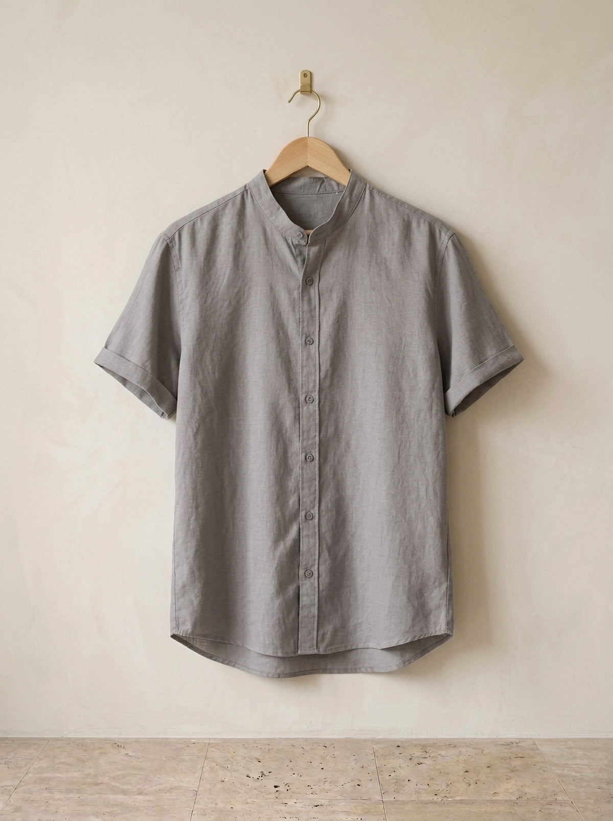 Cinza-escuro | Camisa social de linho e algodão slim Valladolid cinza-escuro – peça sozinha, no cabide de madeira