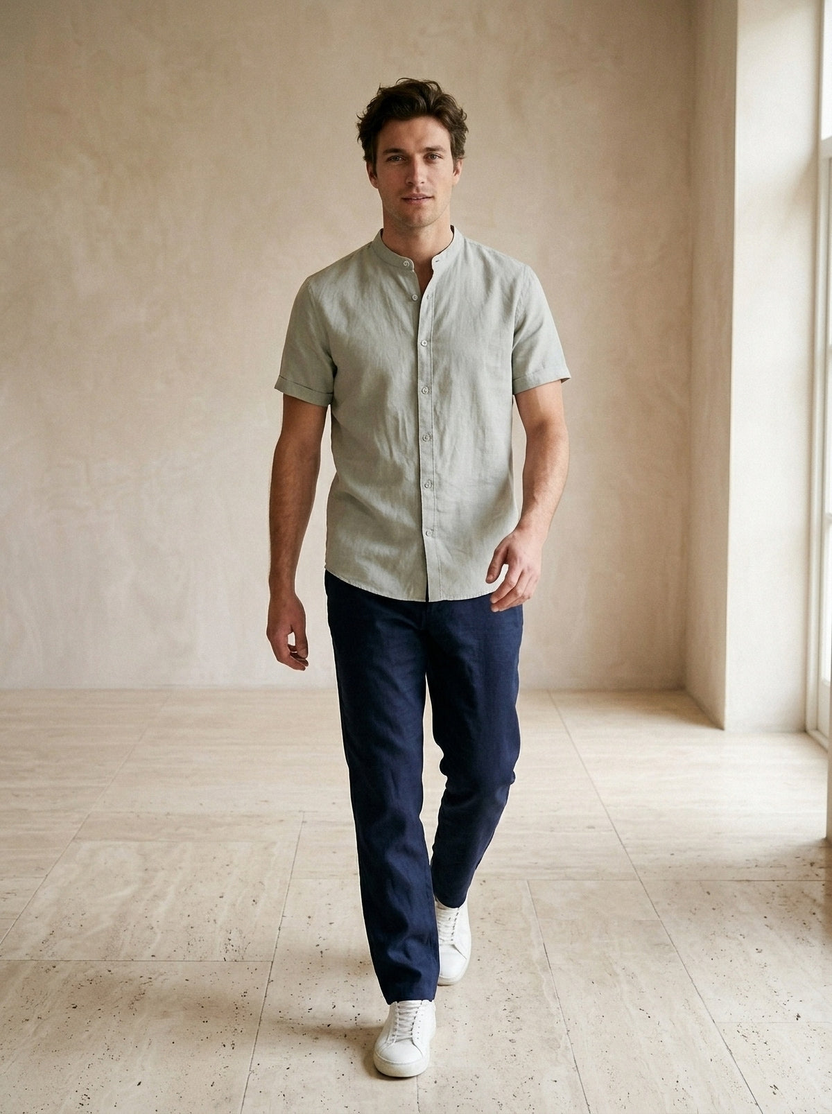 Verde-claro | Camisa social de linho e algodão slim Valladolid verde-claro – corpo inteiro, modelo caminhando