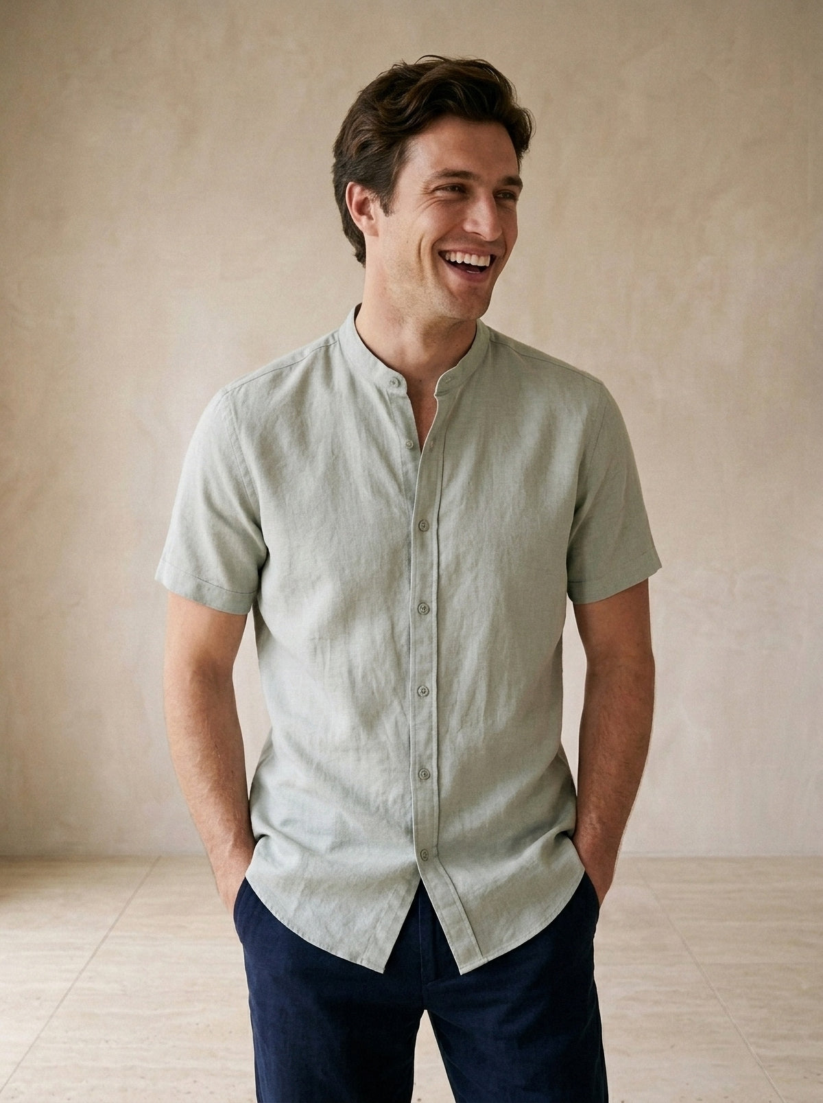 Verde-claro | Camisa social de linho e algodão slim Valladolid verde-claro – modelo sorrindo, recorte médio