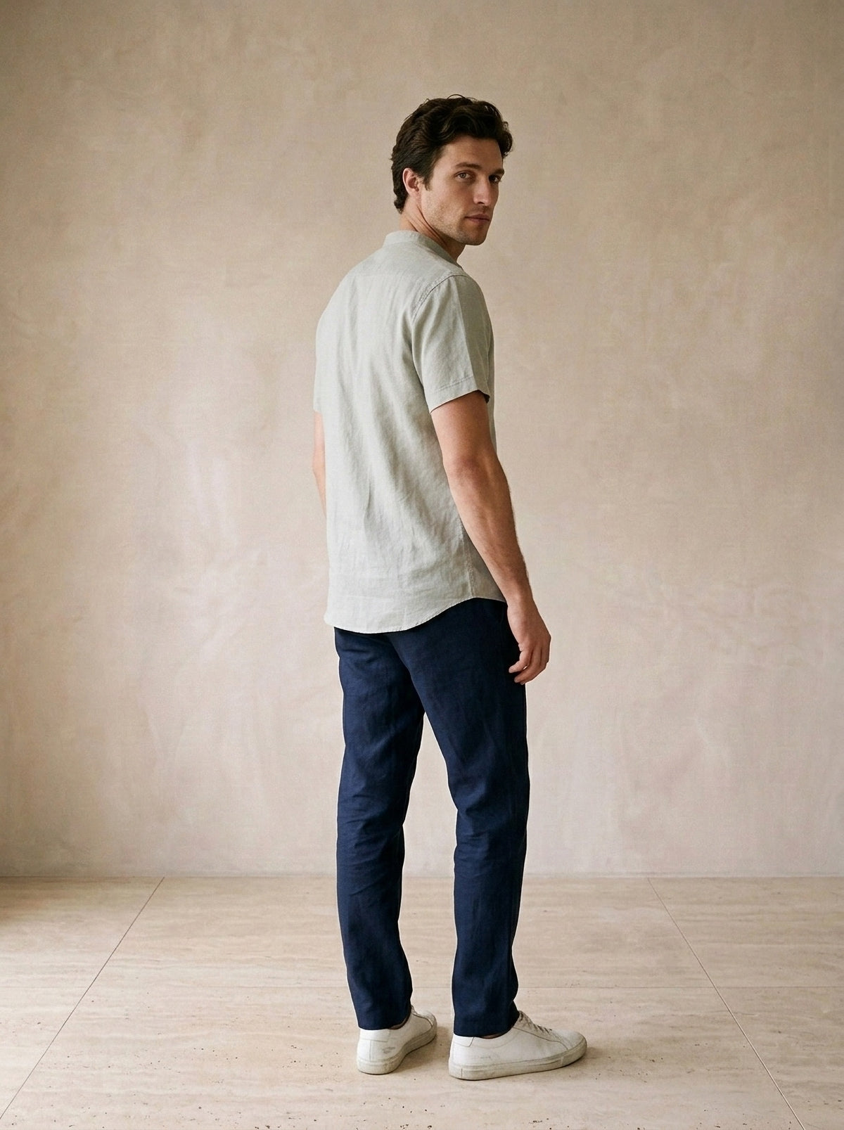 Verde-claro | Camisa social de linho e algodão slim Valladolid verde-claro – costas, olhando por cima do ombro