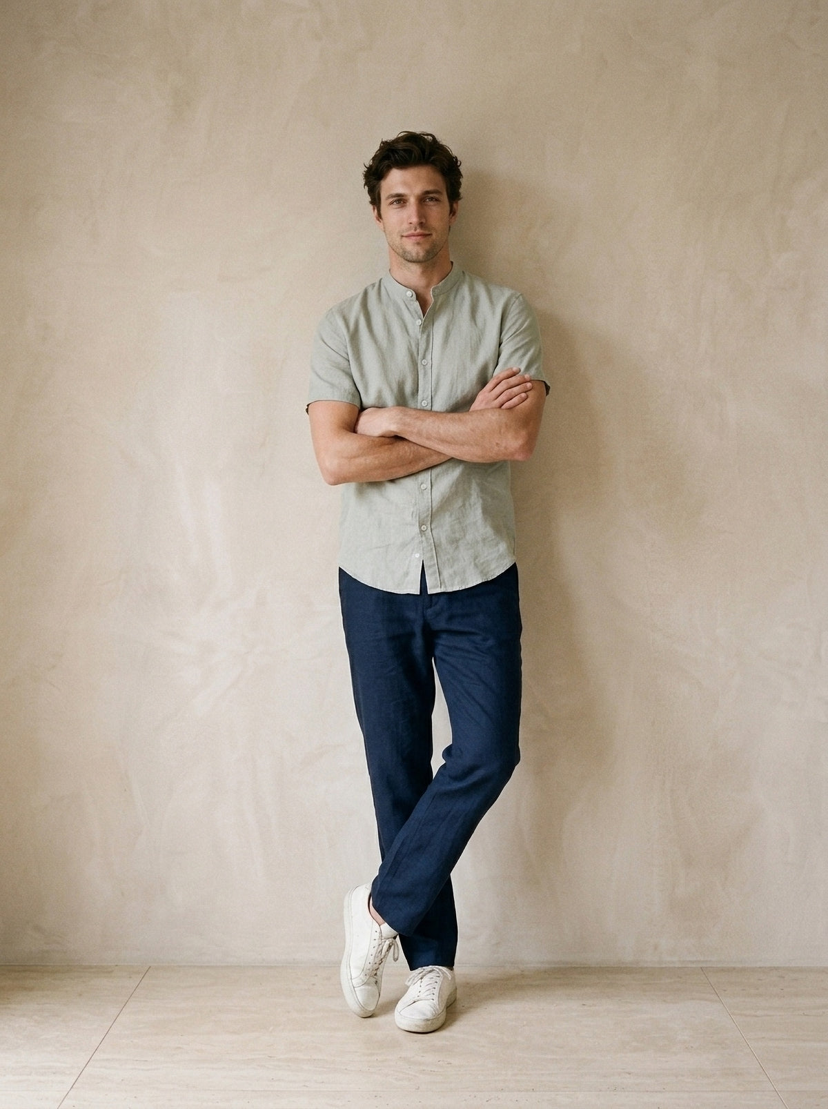Verde-claro | Camisa social de linho e algodão slim Valladolid verde-claro – modelo encostado na parede