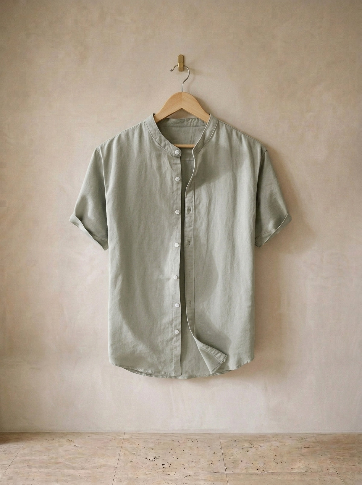 Verde-claro | Camisa social de linho e algodão slim Valladolid verde-claro – peça sozinha, no cabide de madeira