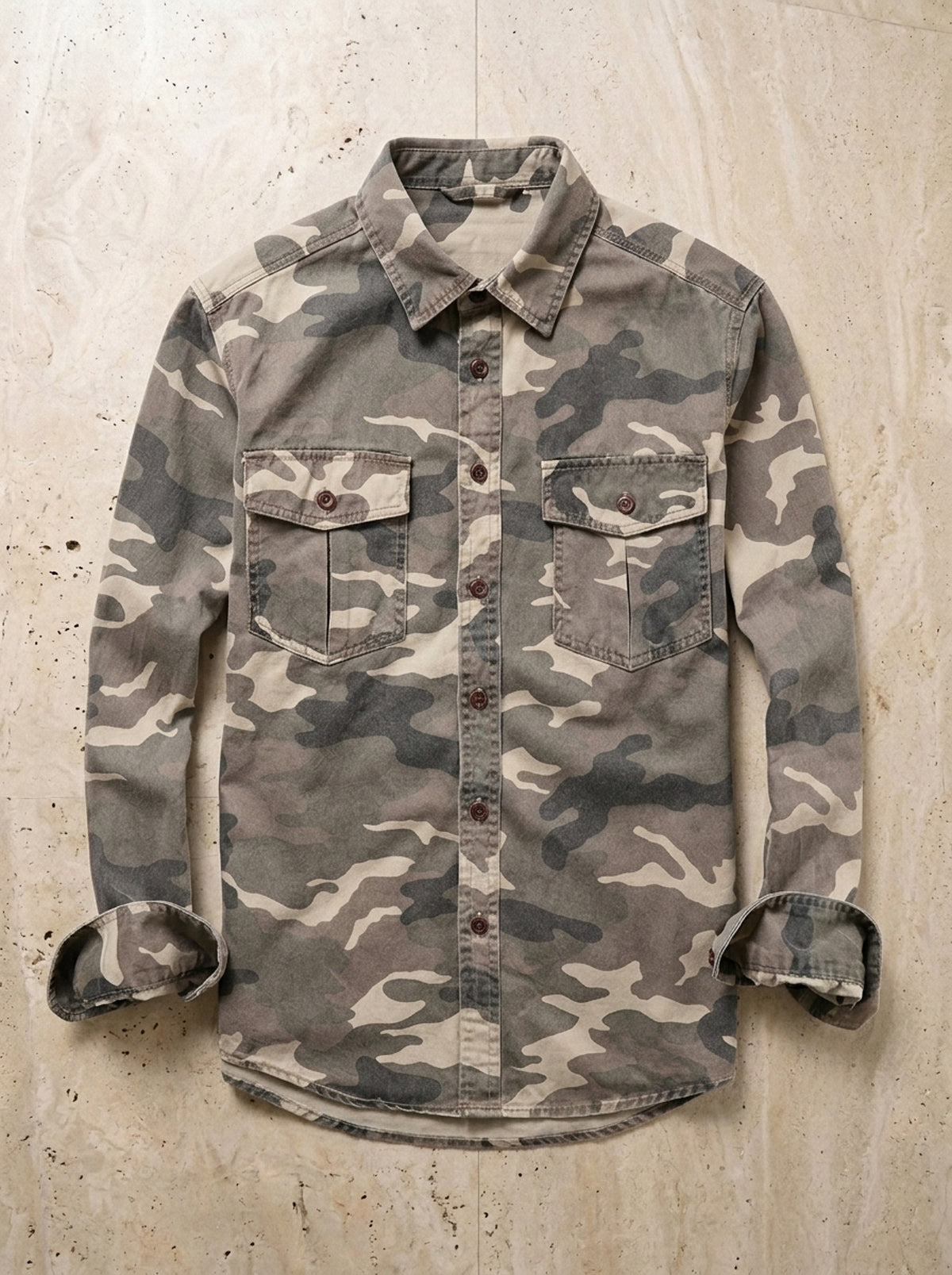 Camuflado bege | Sobrecamisa camuflada Valldemossa camuflado bege – peça sozinha vista de cima