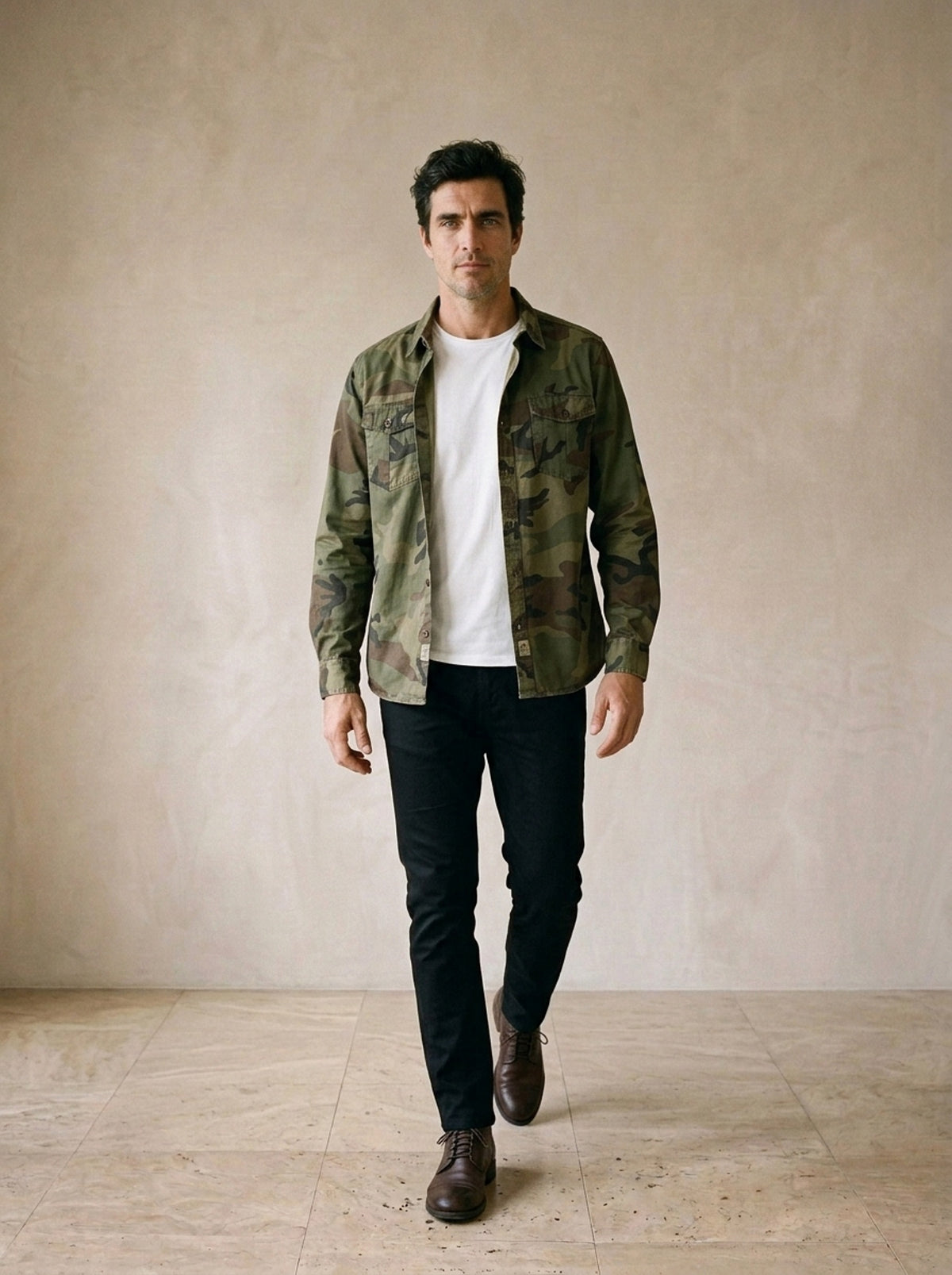 Camuflado verde-oliva | Sobrecamisa camuflada Valldemossa camuflado verde-oliva – corpo inteiro, modelo caminhando