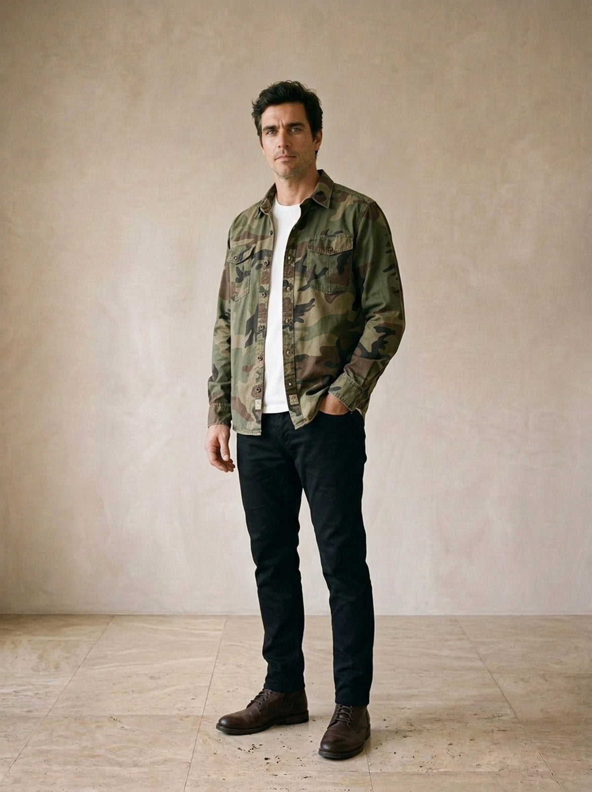 Camuflado verde-oliva | Sobrecamisa camuflada Valldemossa camuflado verde-oliva – vista três quartos