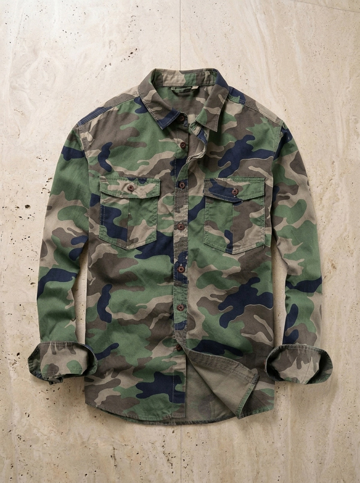 Camuflado verde | Sobrecamisa camuflada Valldemossa camuflado verde – peça sozinha vista de cima
