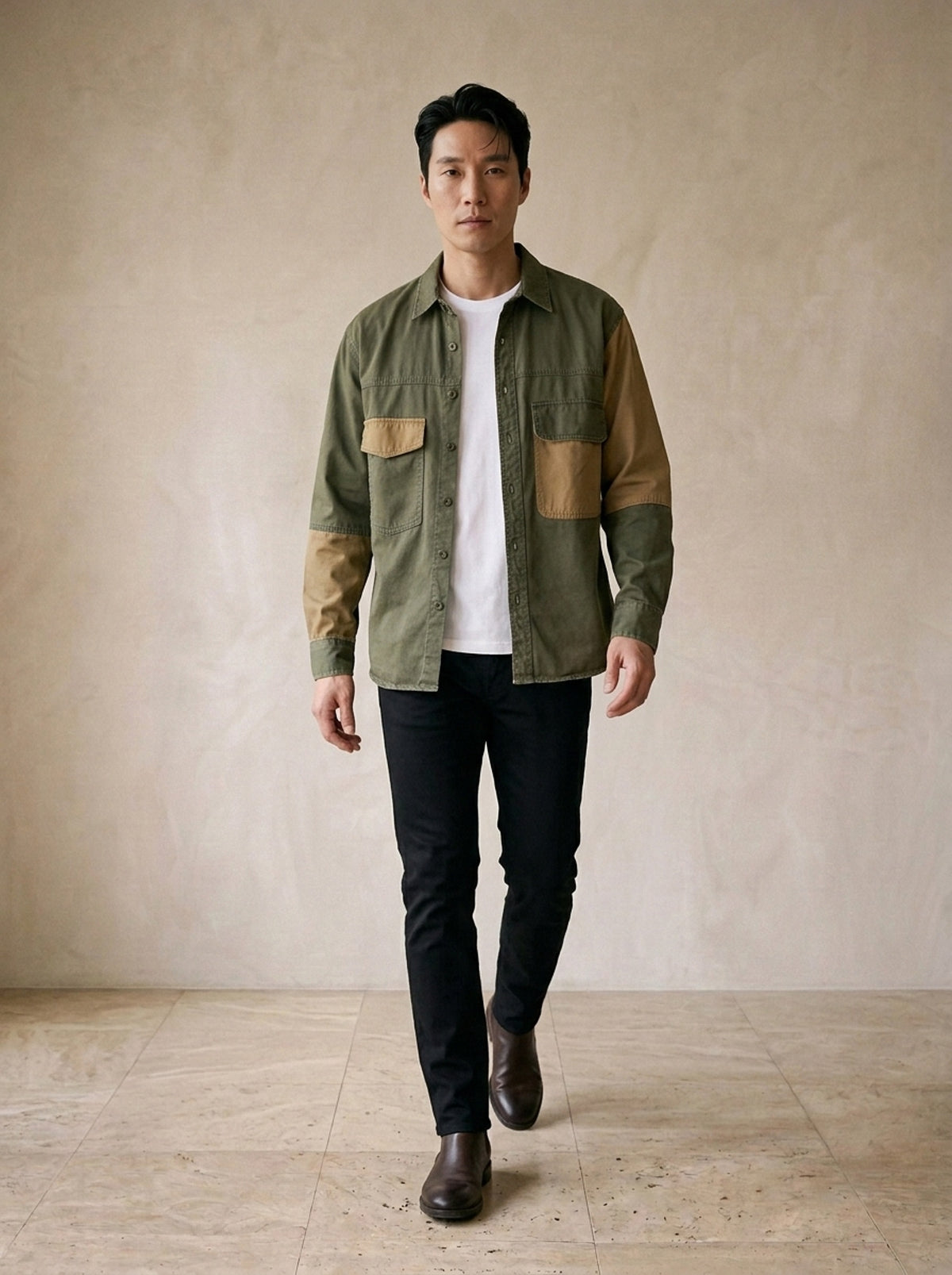 Verde | Camisa utilitária com recortes Valletta verde – corpo inteiro, modelo caminhando