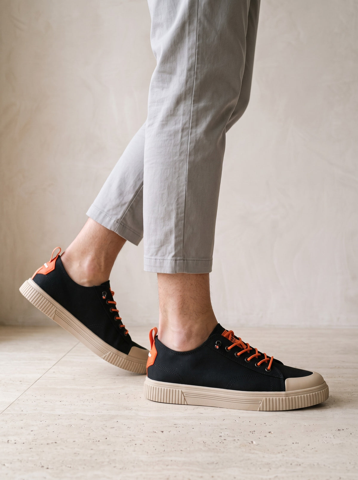 Preto com laranja | Sapatênis de lona Varna preto com laranja – vista lateral no pé