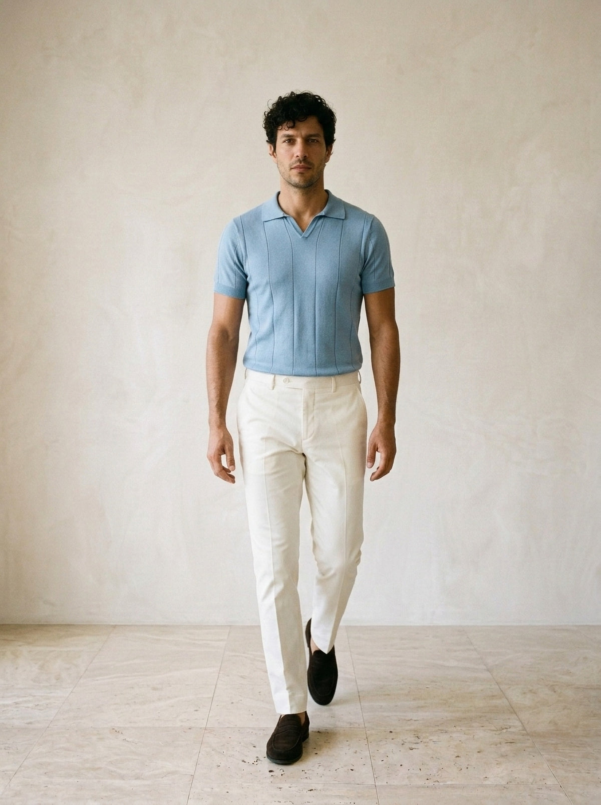 Azul | Polo lisa Varsóvia azul – corpo inteiro, modelo caminhando
