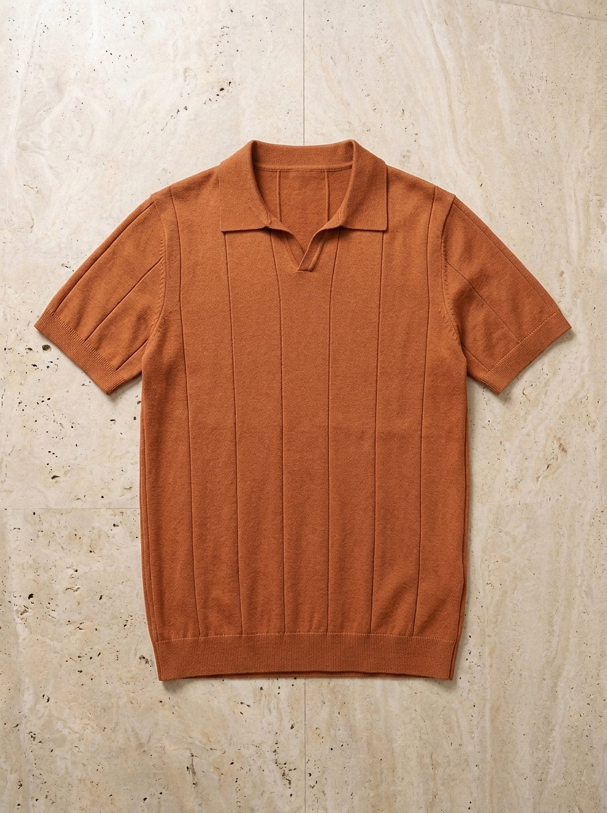 Caramelo | Polo lisa Varsóvia caramelo – peça sozinha vista de cima