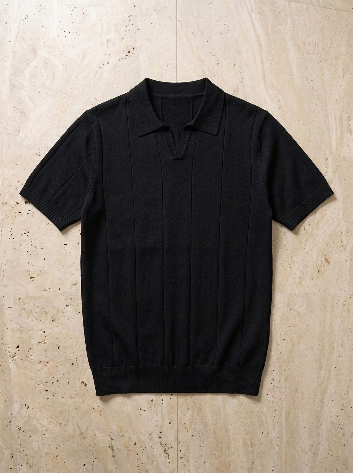 Preto | Polo lisa Varsóvia preto – peça sozinha vista de cima