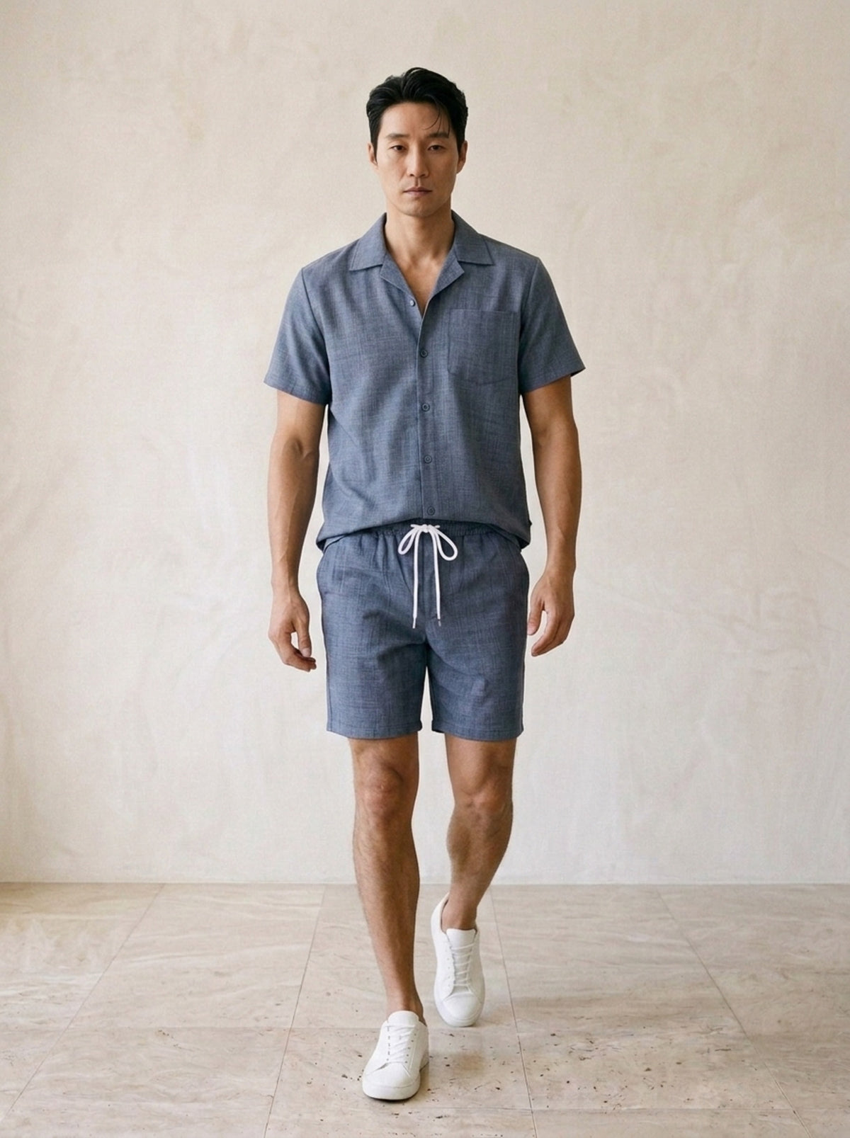 Azul | Conjunto camisa texturizada e short Vernazza azul – corpo inteiro, modelo caminhando