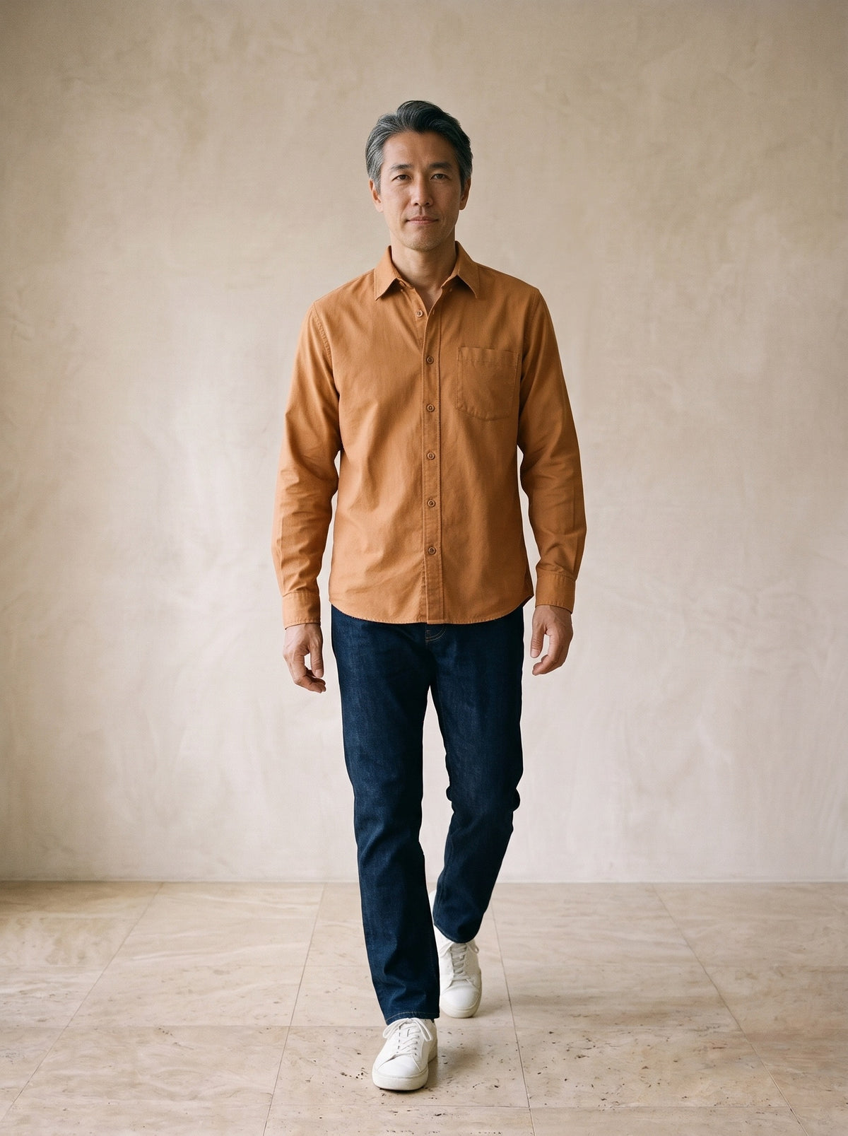 Laranja | Camisa oxford manga longa Verona laranja – corpo inteiro, modelo caminhando
