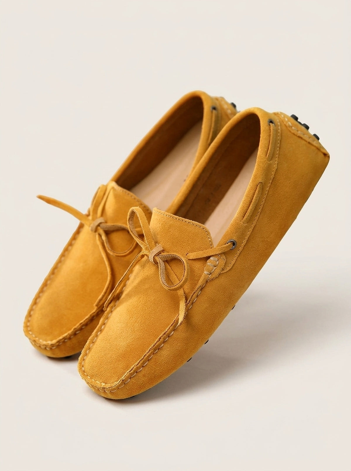 Caramelo | Mocassim driver de camurça com laço Viareggio caramelo – foto de produto