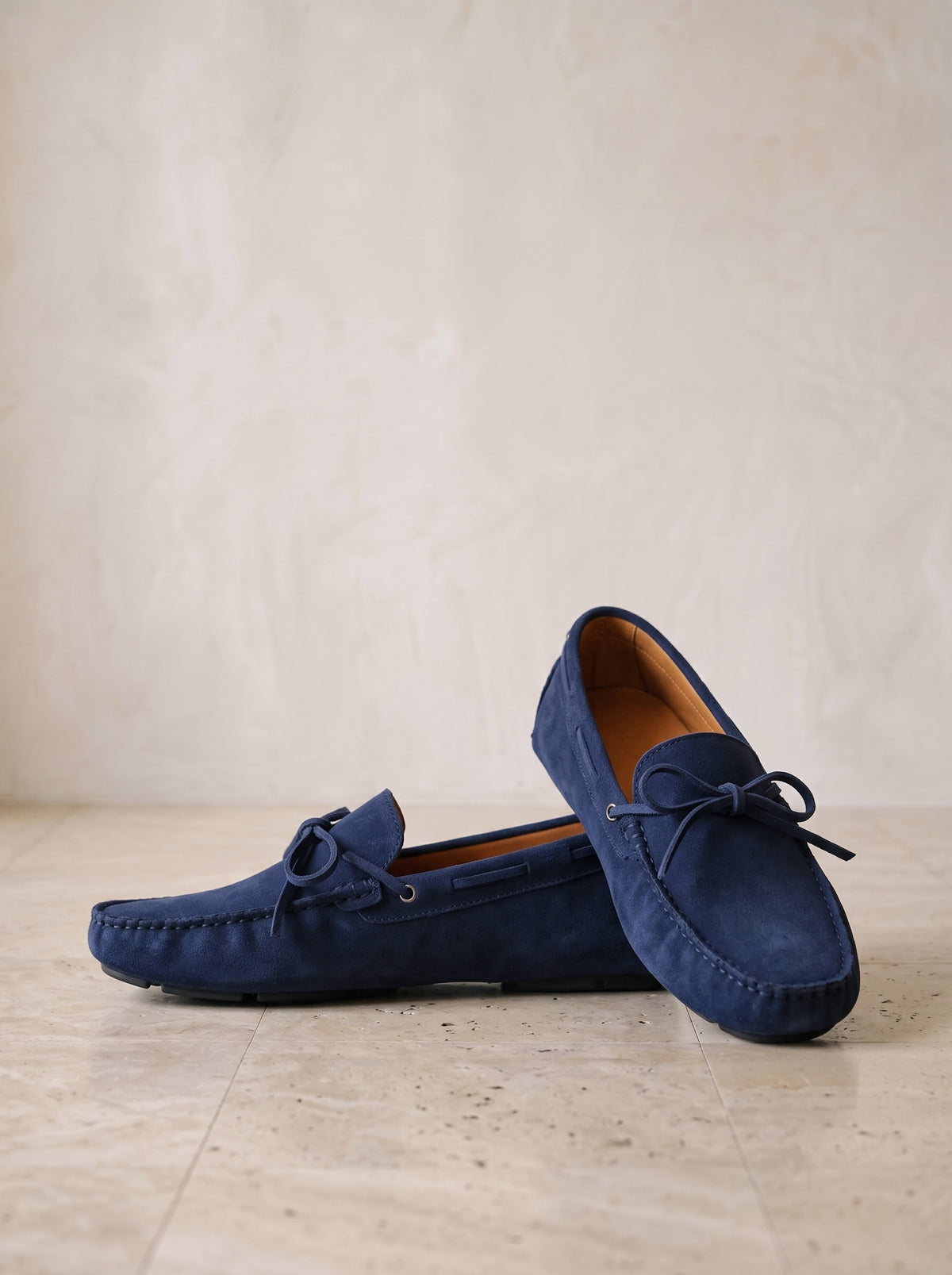 Azul-marinho | Mocassim driver de camurça com laço Viareggio azul-marinho – par de lado, foto de produto