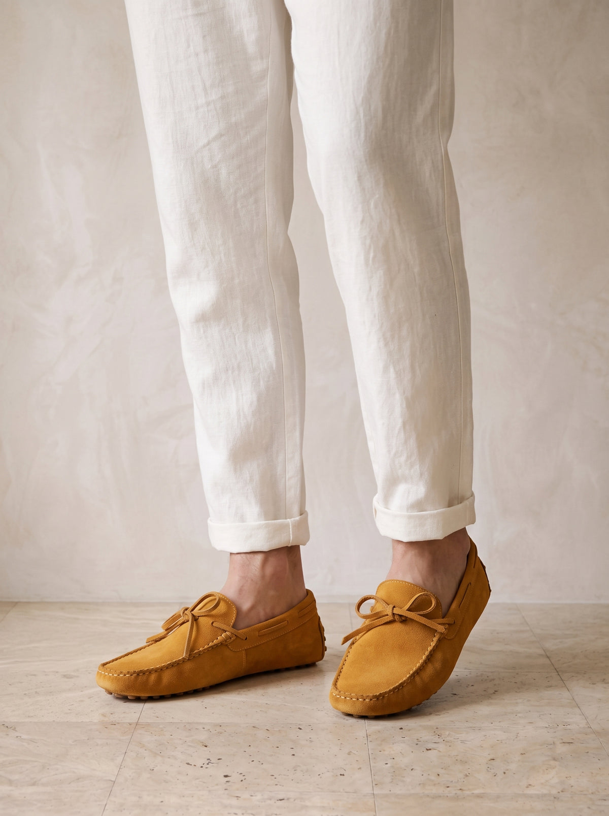 Caramelo | Mocassim driver de camurça com laço Viareggio caramelo – nos pés, vista de frente