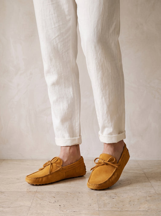 Caramelo | Mocassim driver de camurça com laço Viareggio caramelo – nos pés, vista de frente
